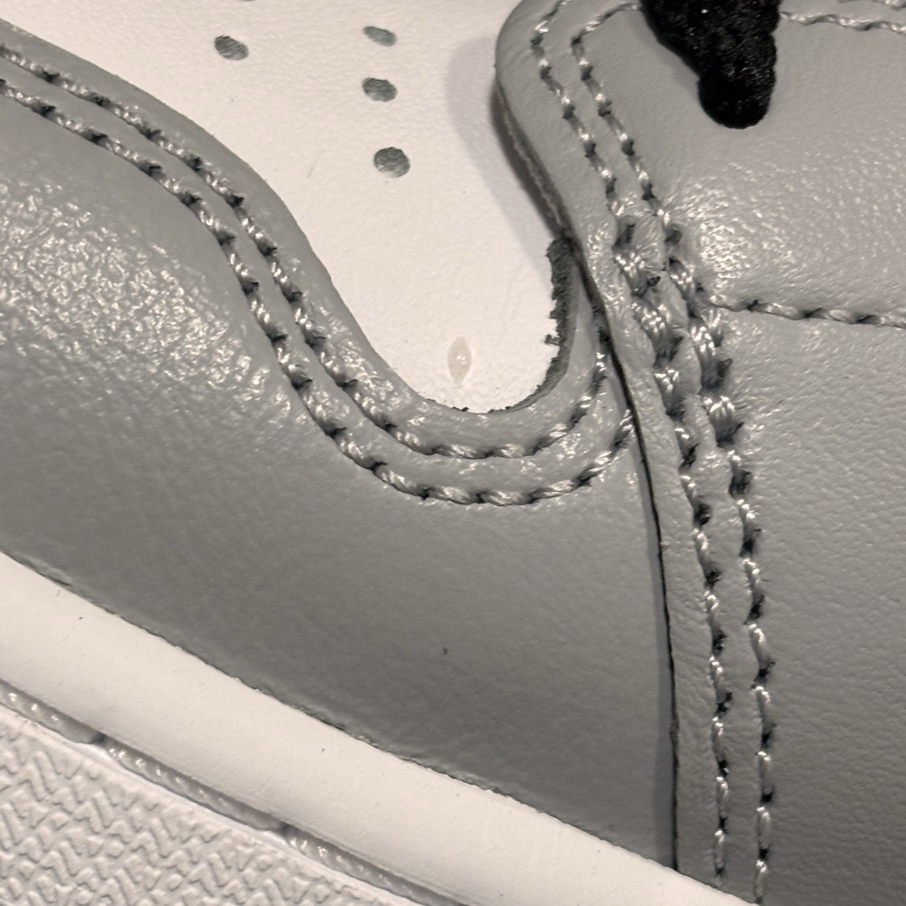 Jordan 1 Retro Low OG Wolf Grey and White 착용 스타일 - 3