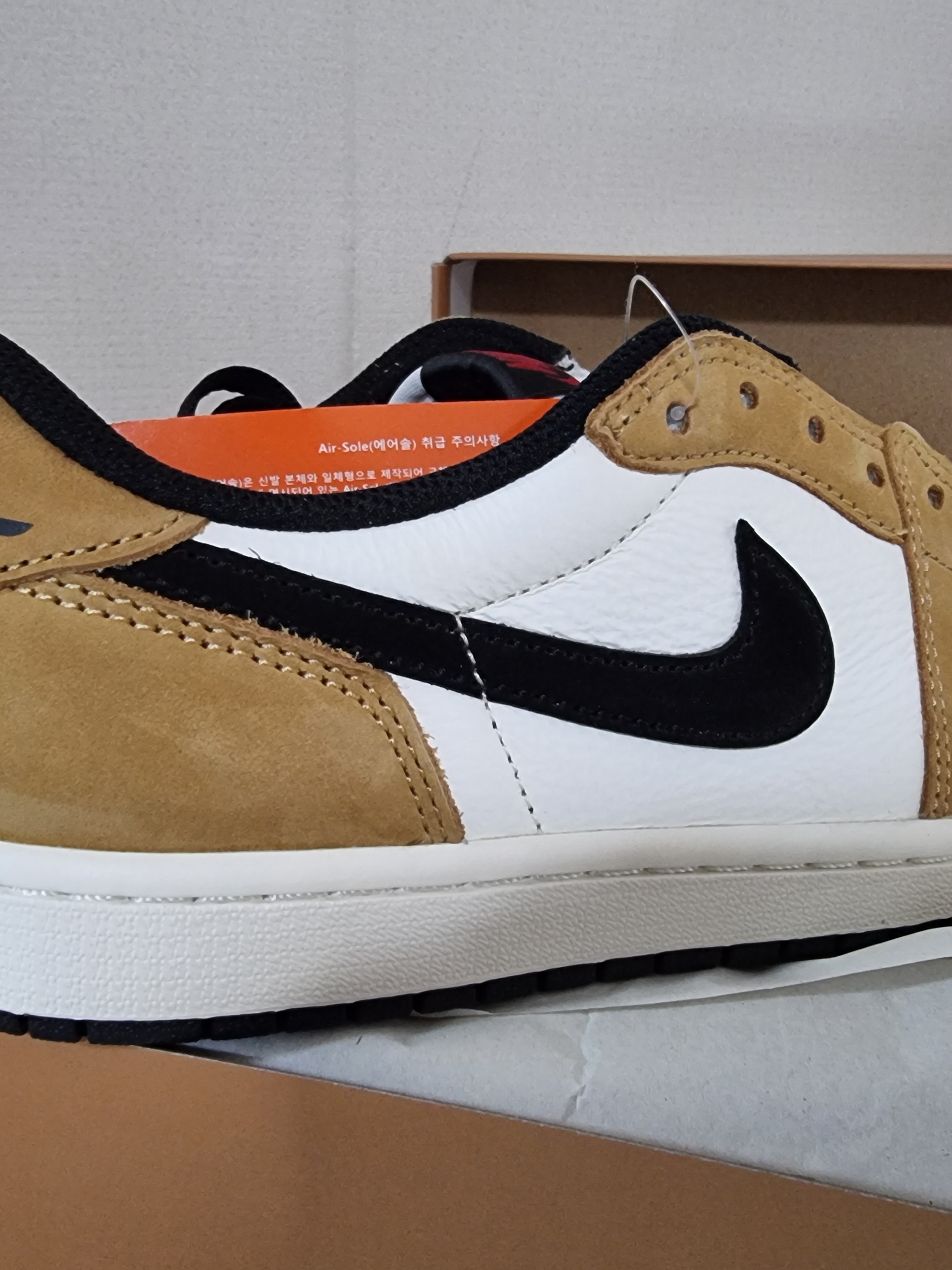 Jordan 1 Low OG Sail and Golden Harvest, moif x inapsquare Jacquard Foot Mat Sedan 착용 스타일 - 1