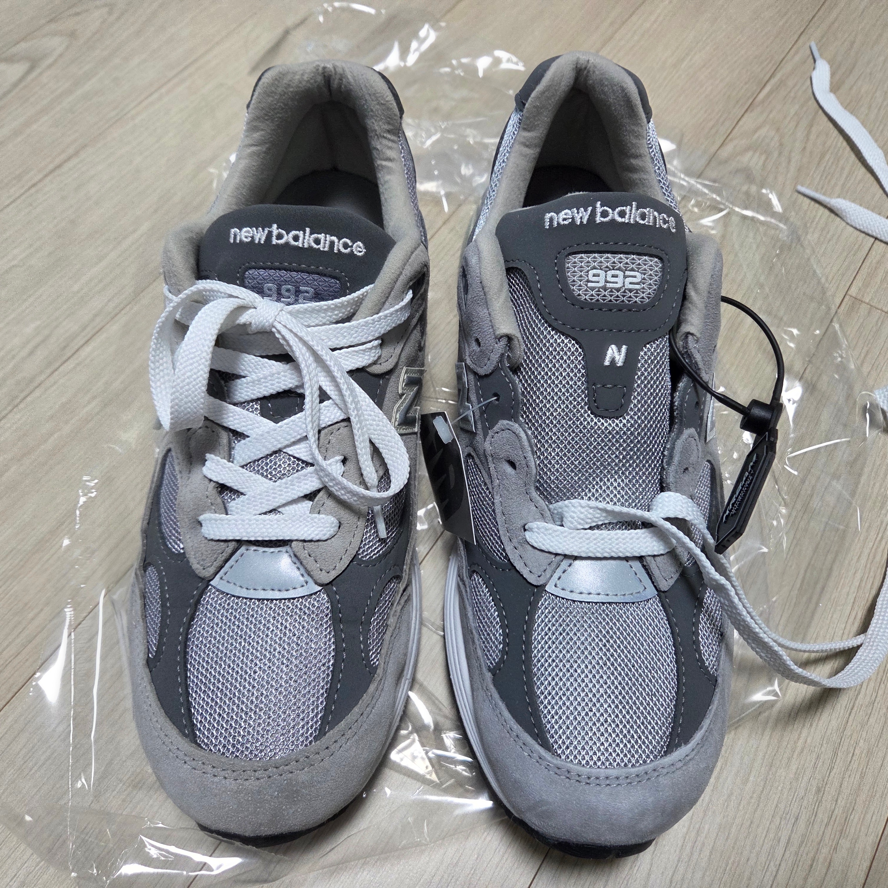 New Balance 992 Made in USA Core Grey Silver Metallic 착용 스타일 - 8