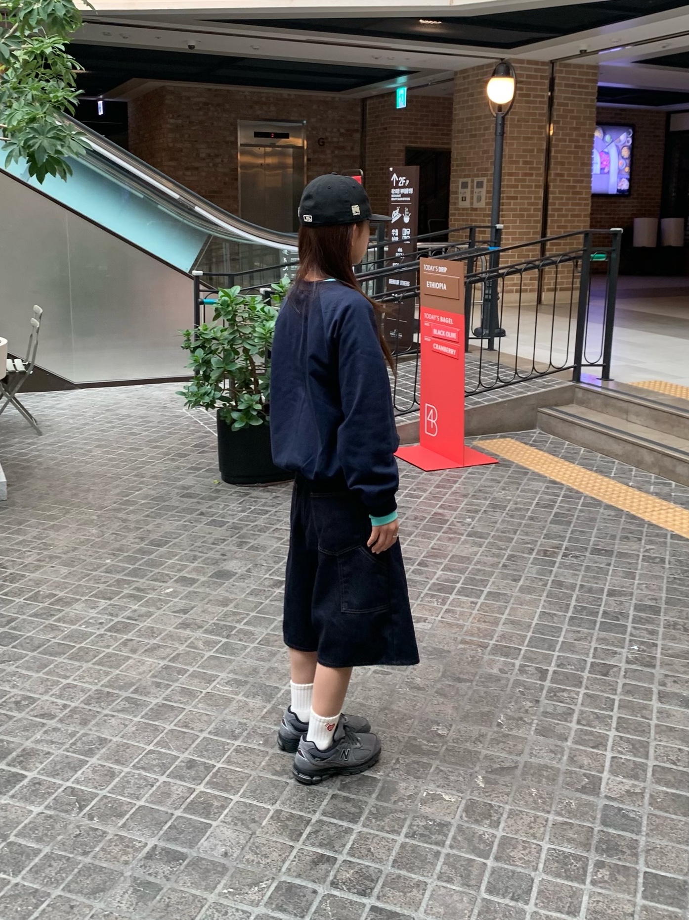 Thisisneverthat x New Era x MLB New York Yankees 59Fifty Retro Crown Cap Black, New Balance 2002R Dark Grey 착용 스타일 - 2