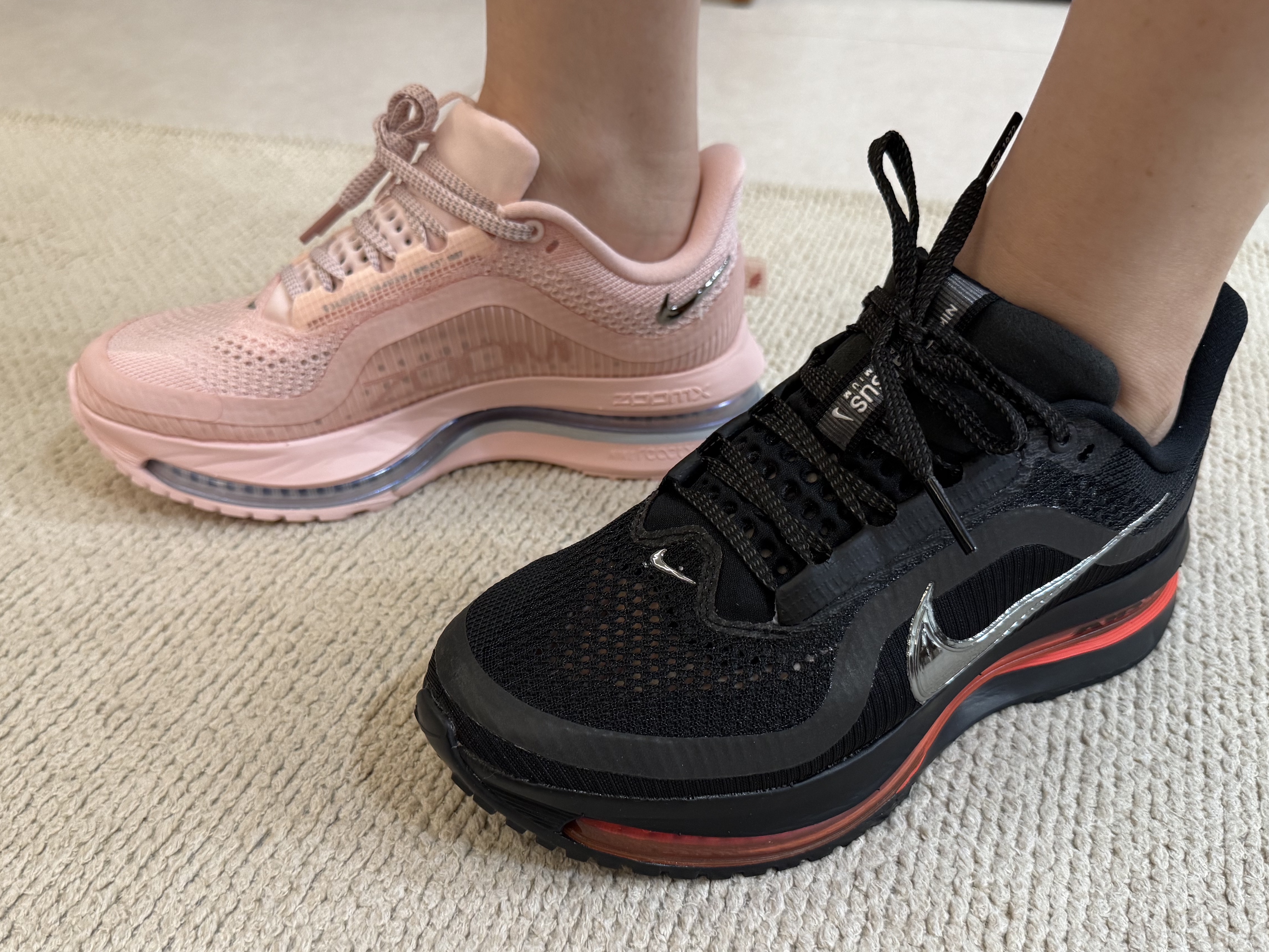 (W) Nike Pegasus Premium Black Bright Crimson, (W) Nike Pegasus Premium Atmosphere Metallic Silver 착용 스타일 - 1