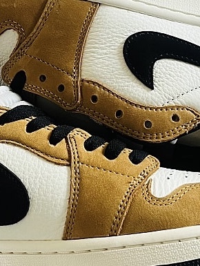 Jordan 1 Low OG Sail and Golden Harvest, moif x inapsquare Work Work Work H/S Tee Charcoal 착용 스타일 - 1