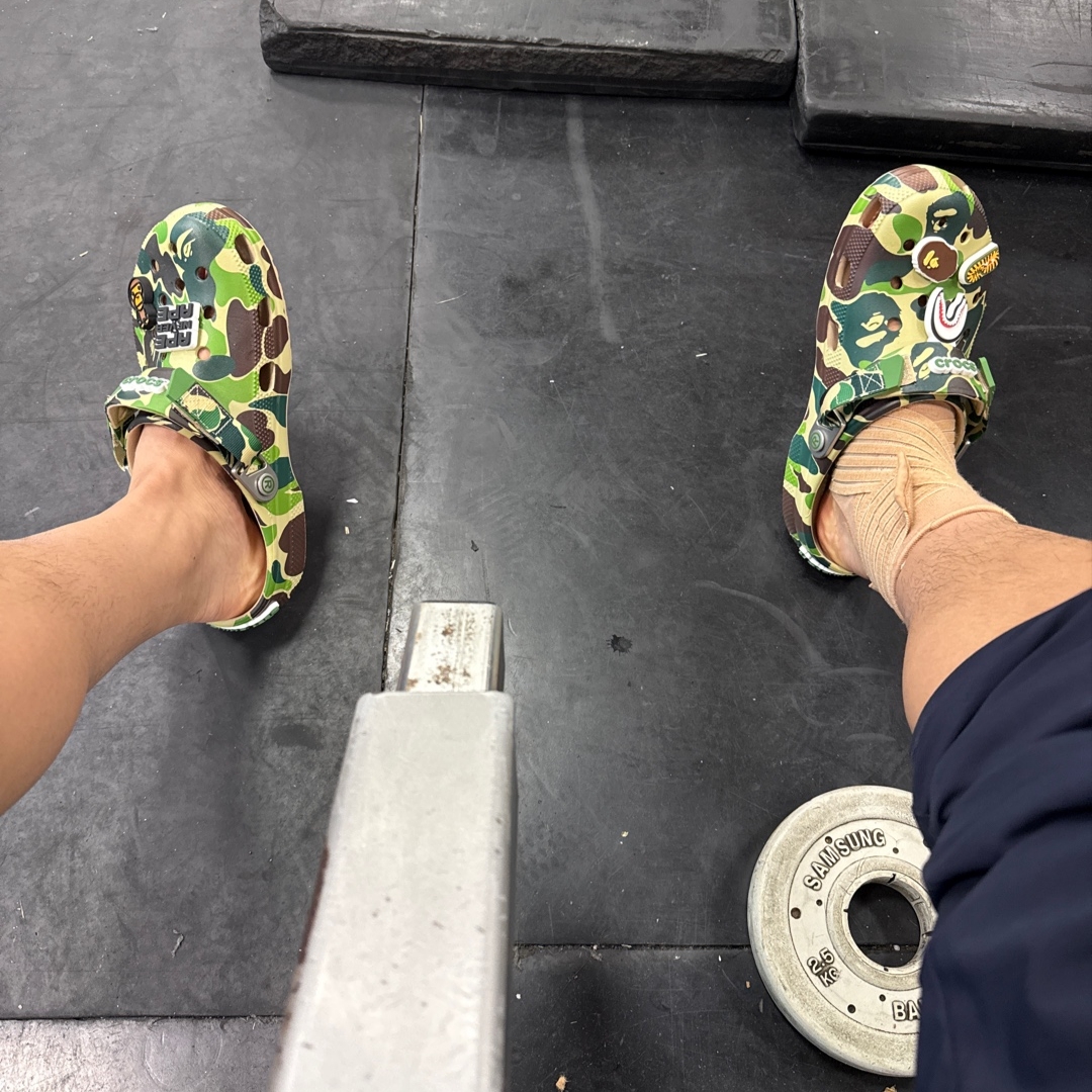 Crocs x BAPE Classic Clog Chai 착용 스타일