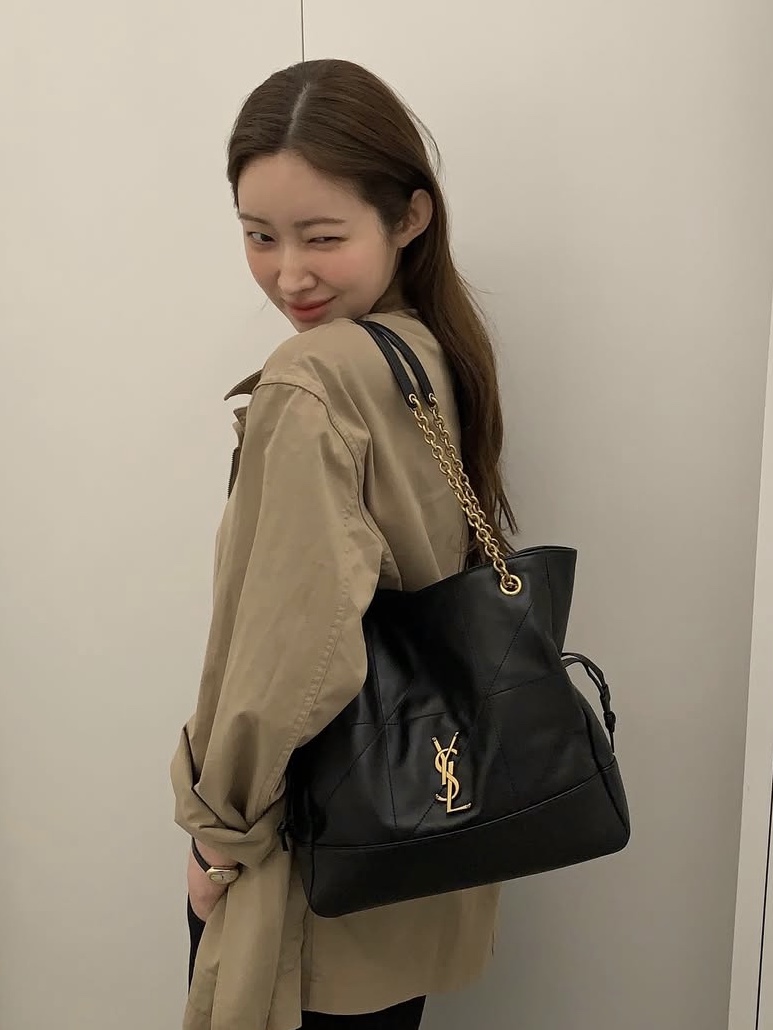 Saint Laurent Jamie Shopping Small in Lambskin Black, Saint Laurent Jamie Shopping in Lambskin Black 착용 스타일 - 1