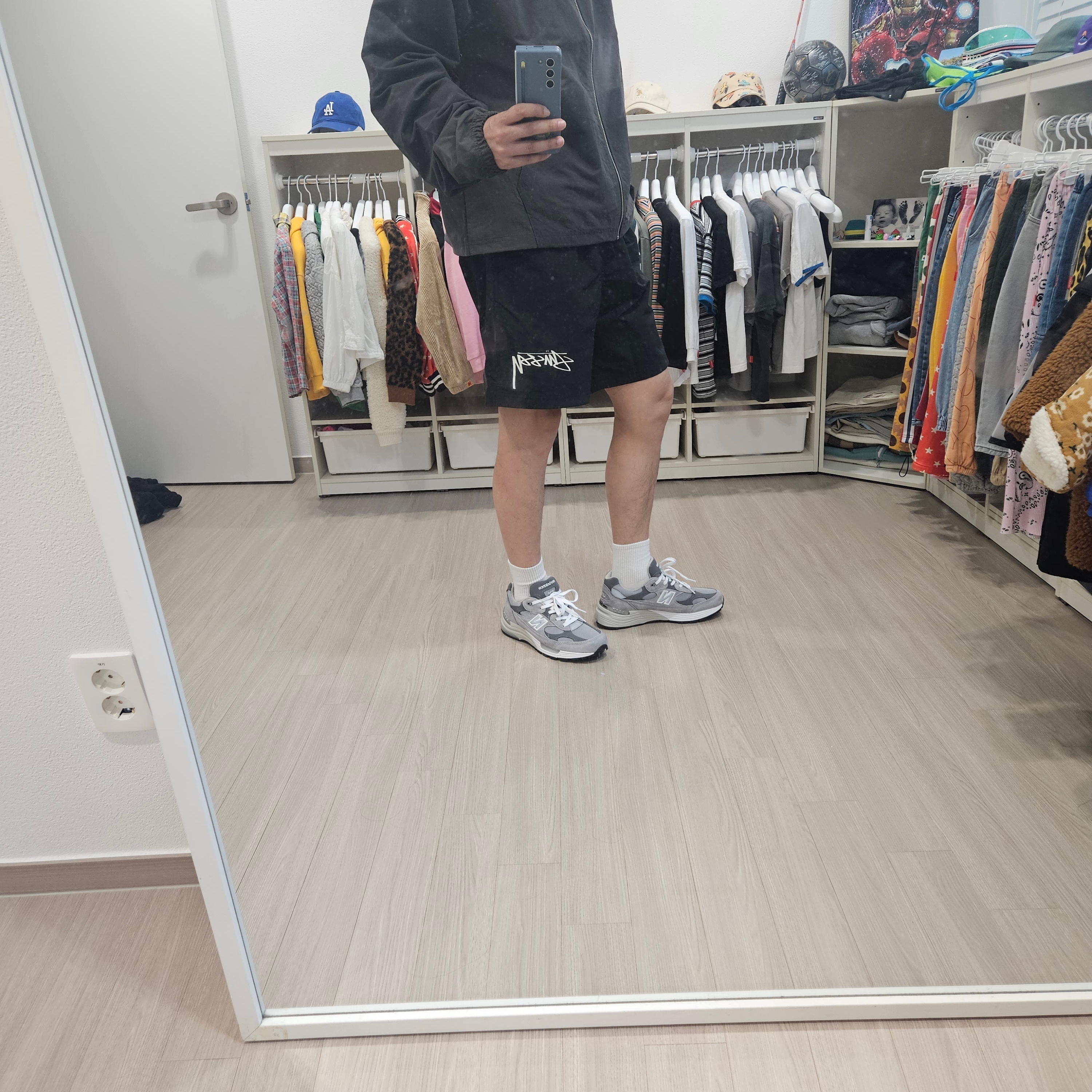 Stussy Wave Dye Beach Shell Jacket Black, Nike x Stussy Shorts Black (FJ9167-010) 착용 스타일 - 2