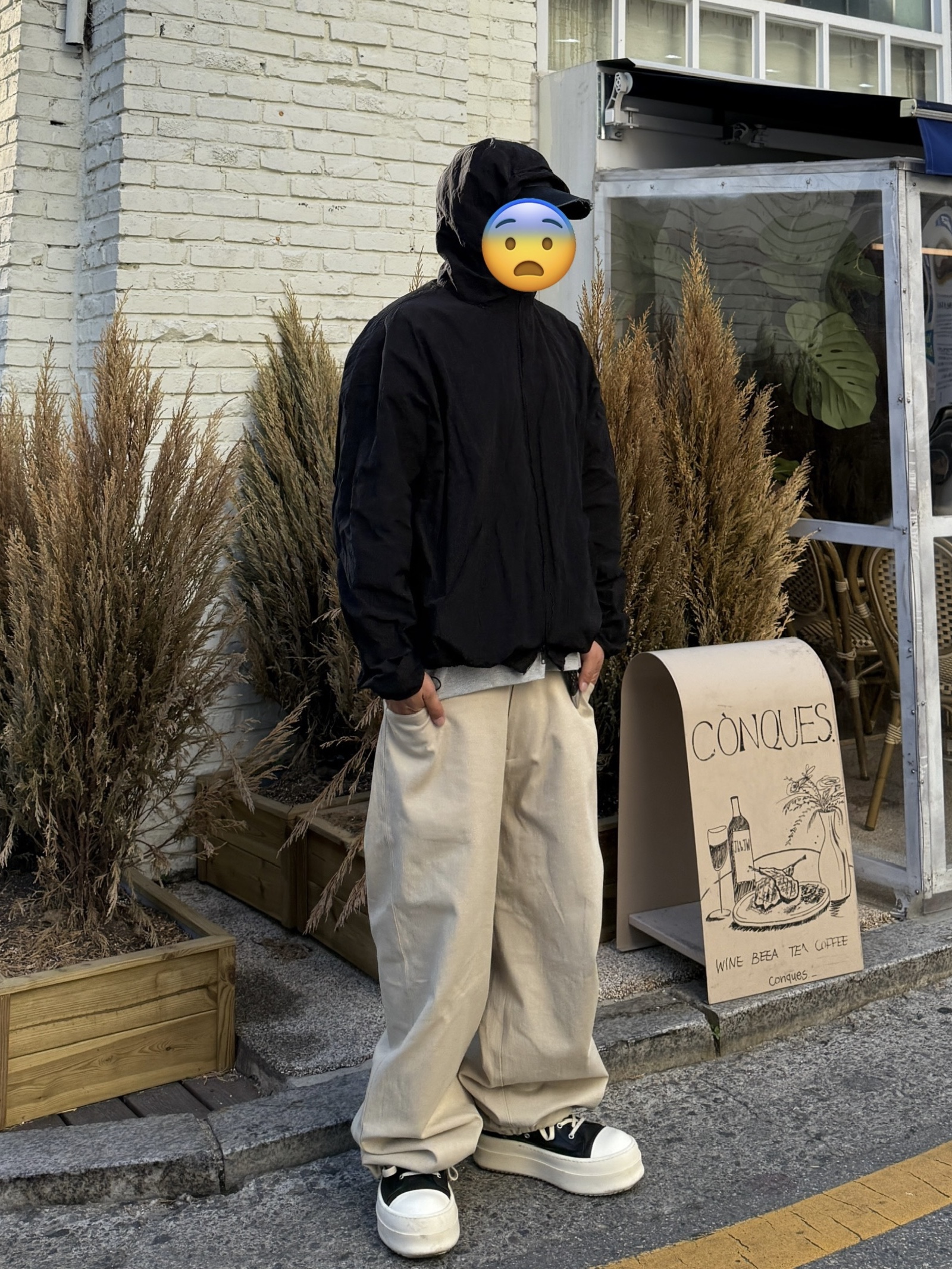 Nonnod Double pocket twill pants Beige, Nonnod Zip Jacket Matt Black 착용 스타일 - 2