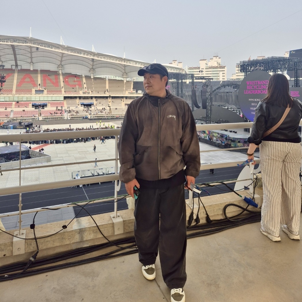 Stussy Wave Dye Beach Shell Jacket Black, Jordan 1 x Travis Scott Retro Low OG SP Reverse Olive 착용 스타일 - 2