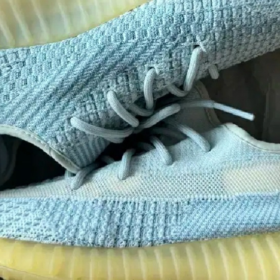 Adidas Yeezy Boost 350 V2 Cloud White - Non-Reflective 착용 스타일
