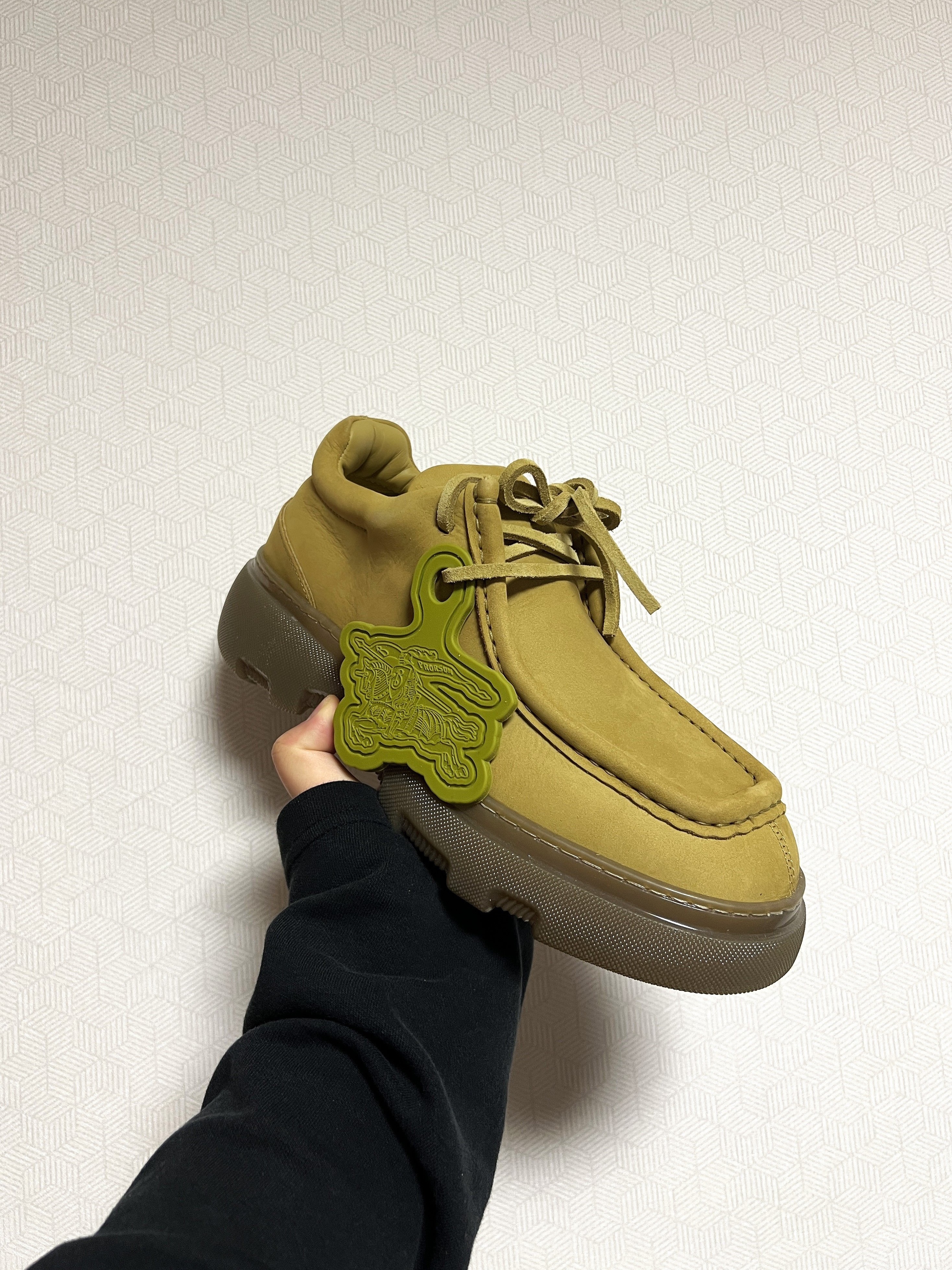 Burberry Nubuck Creeper Shoes 착용 스타일
