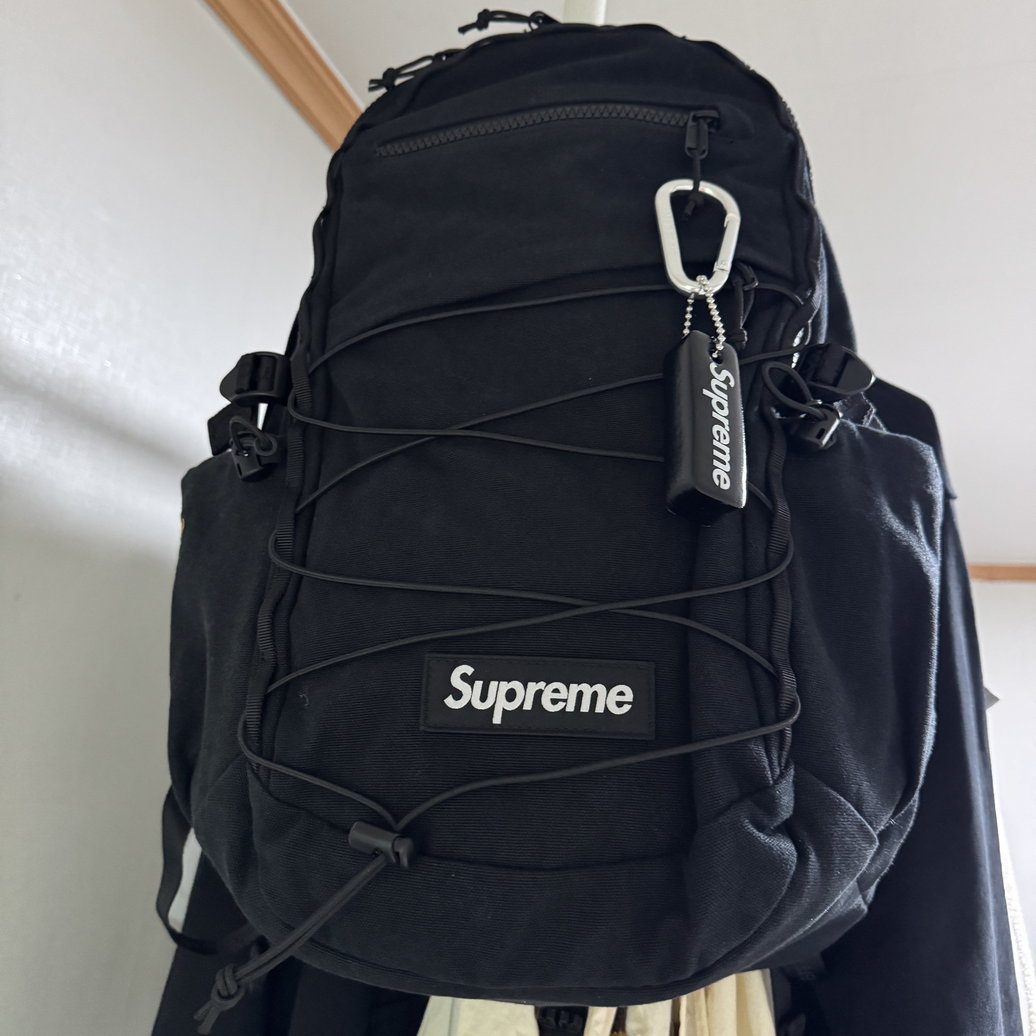 Supreme Backpack Black - 25SS, Supreme Floating Keychain Black - 23FW 착용 스타일