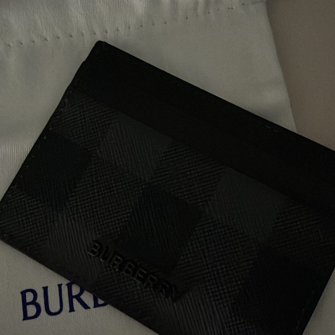 Burberry Check Leather Card Case Charcoal 착용 스타일