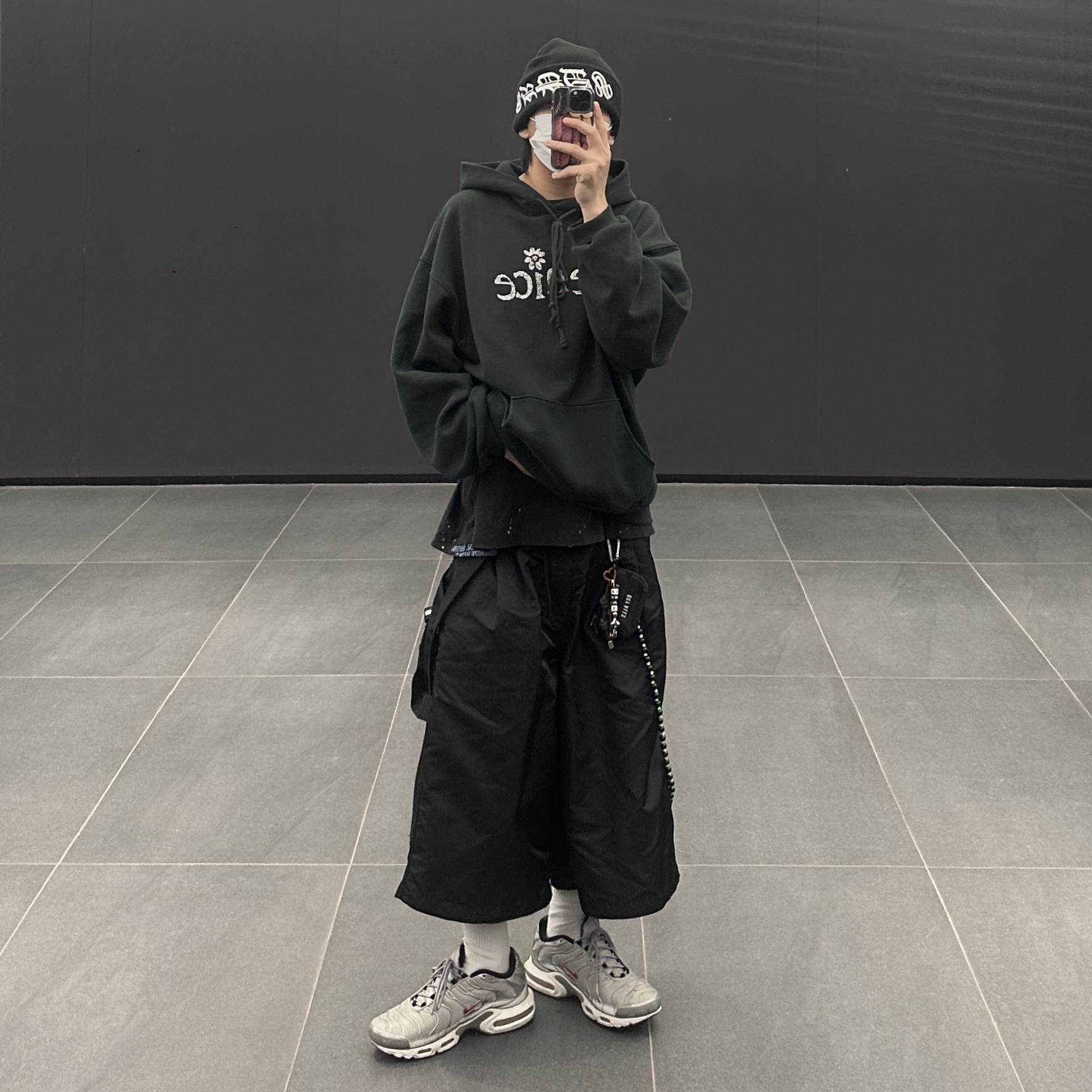 MJD x Koin Seoul Two Tuck Re-Nylon Wide Carpenter Bermuda Pants Black, Supreme New Era Blackletter Beanie Black - 25SS 착용 스타일