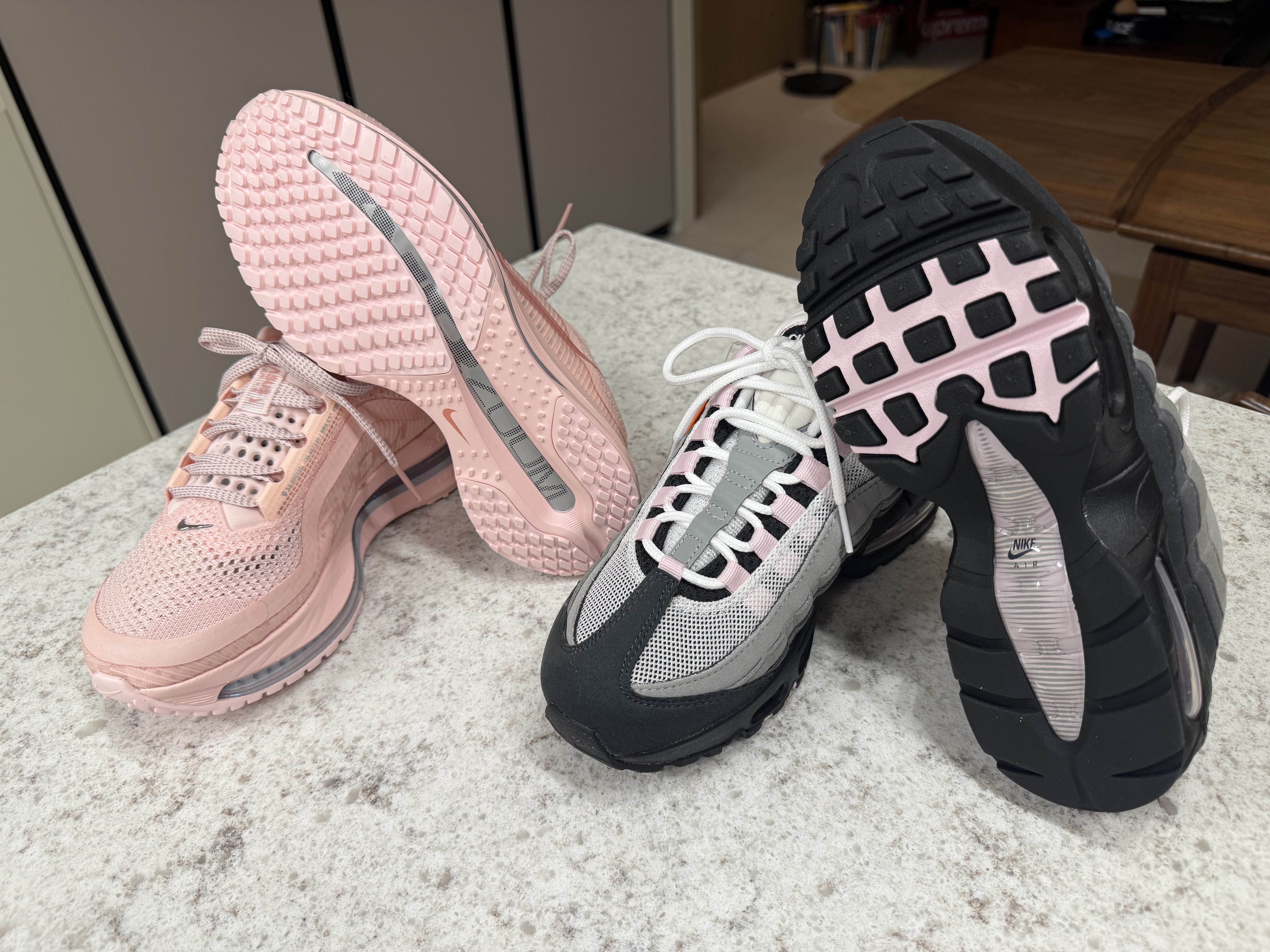 (W) Nike Air Max 95 Pink Foam, (W) Nike Pegasus Premium Atmosphere Metallic Silver 착용 스타일 - 4