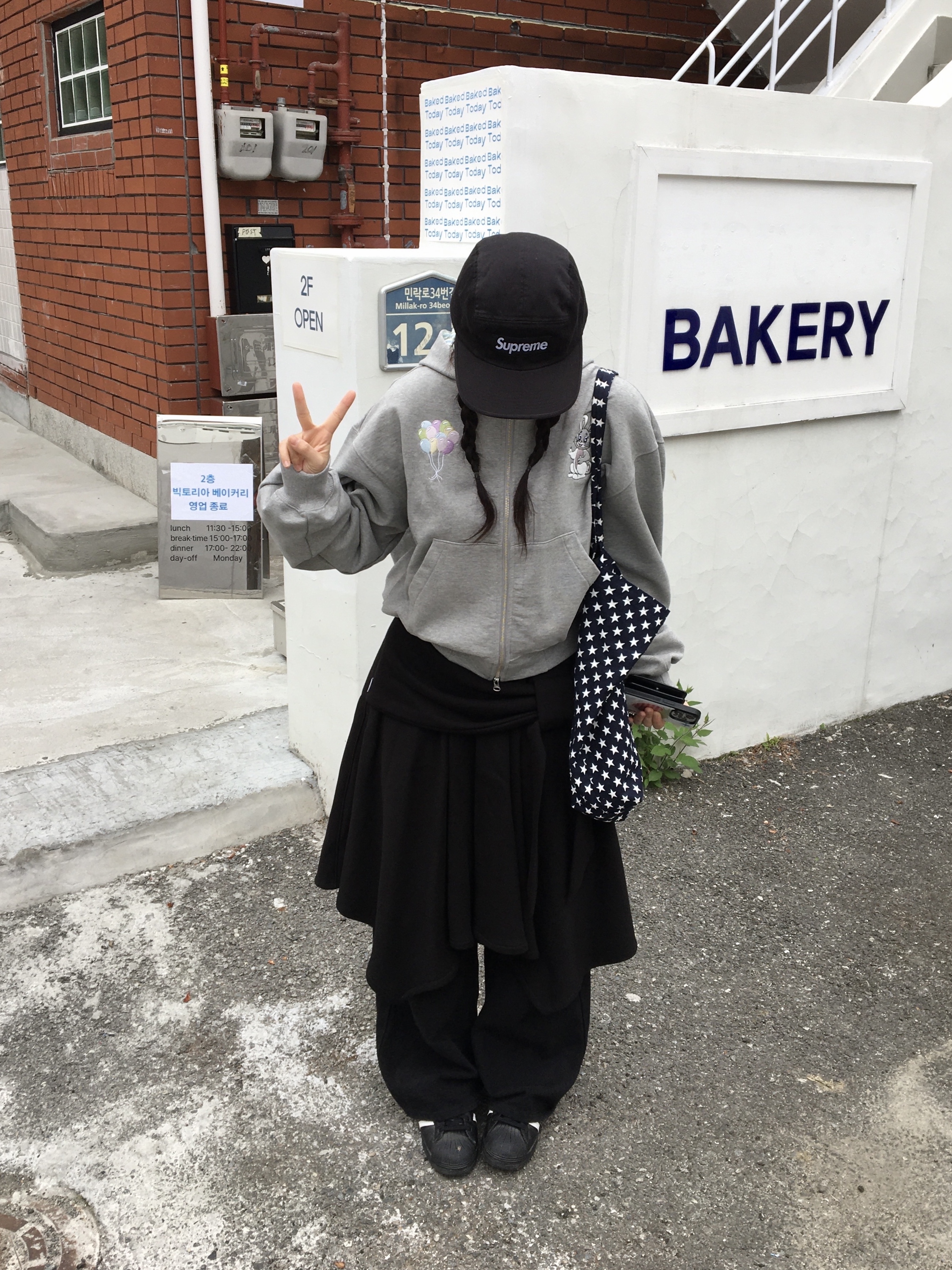 Supreme Washed Chino Twill Camp Cap Black, Adidas Superstar Core Black White 착용 스타일 - 1