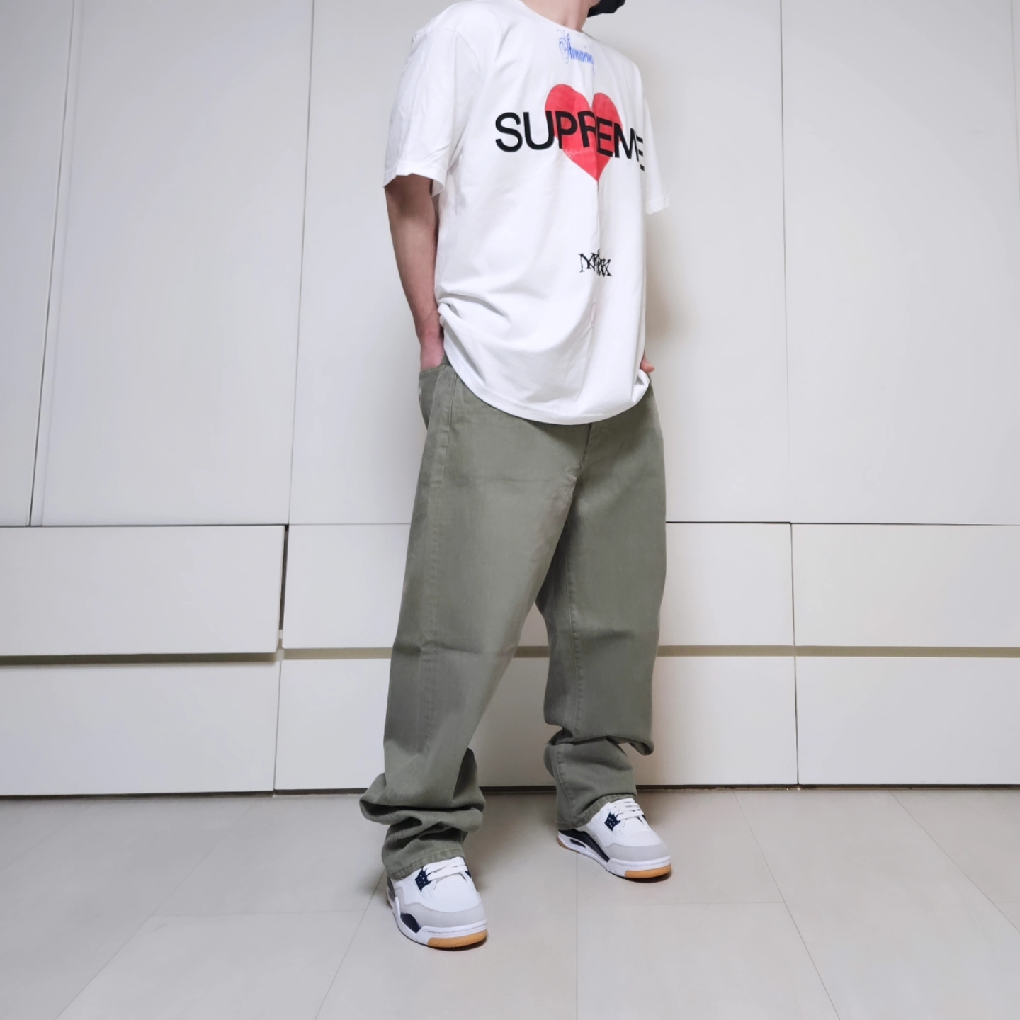 Supreme Announcing T-Shirt White - 25SS, Supreme Baggy Jean Olive - 25SS 착용 스타일 - 2