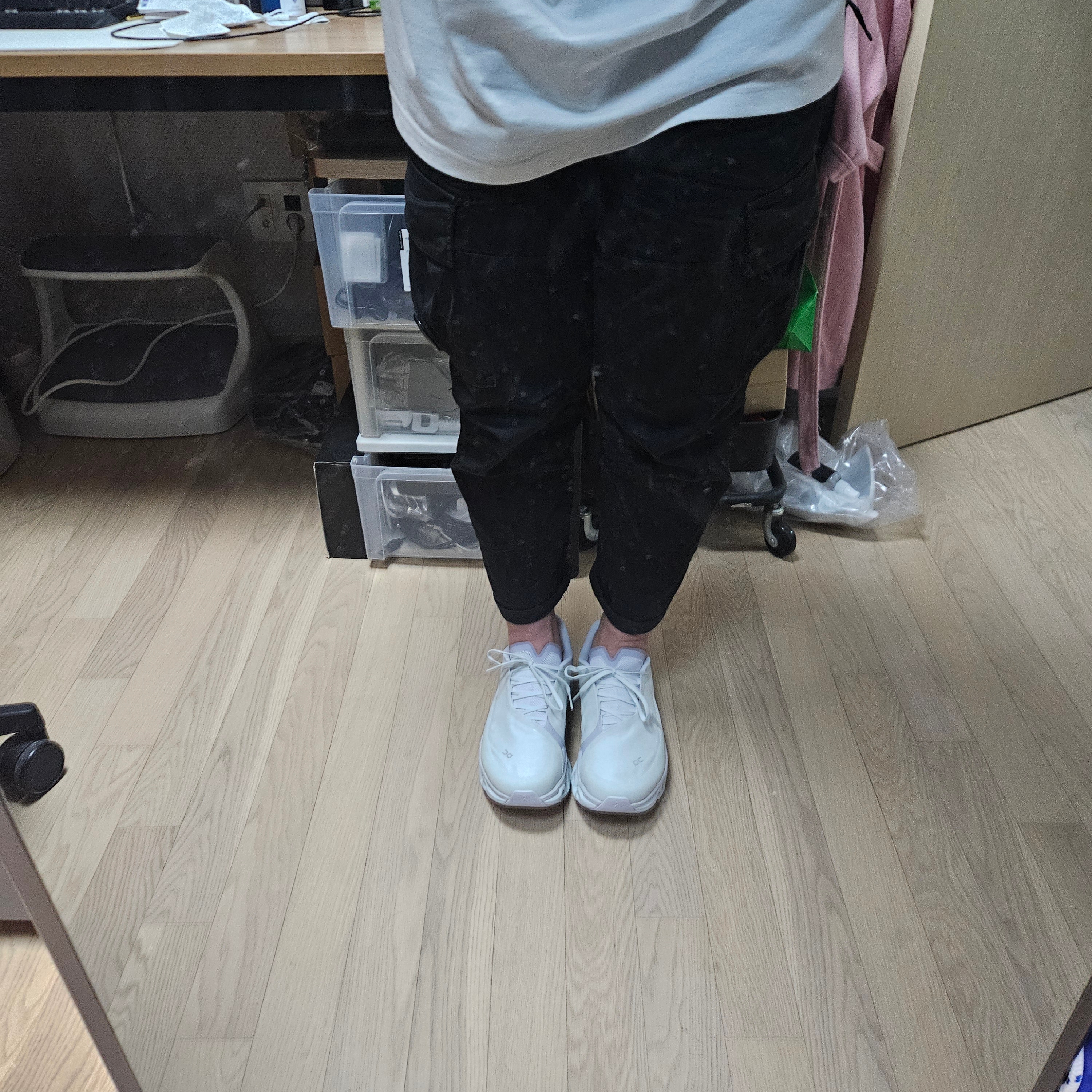 On Running x Post Archive Faction (Paf) Cloudmonster 2 Vapor Frost 착용 스타일 - 1