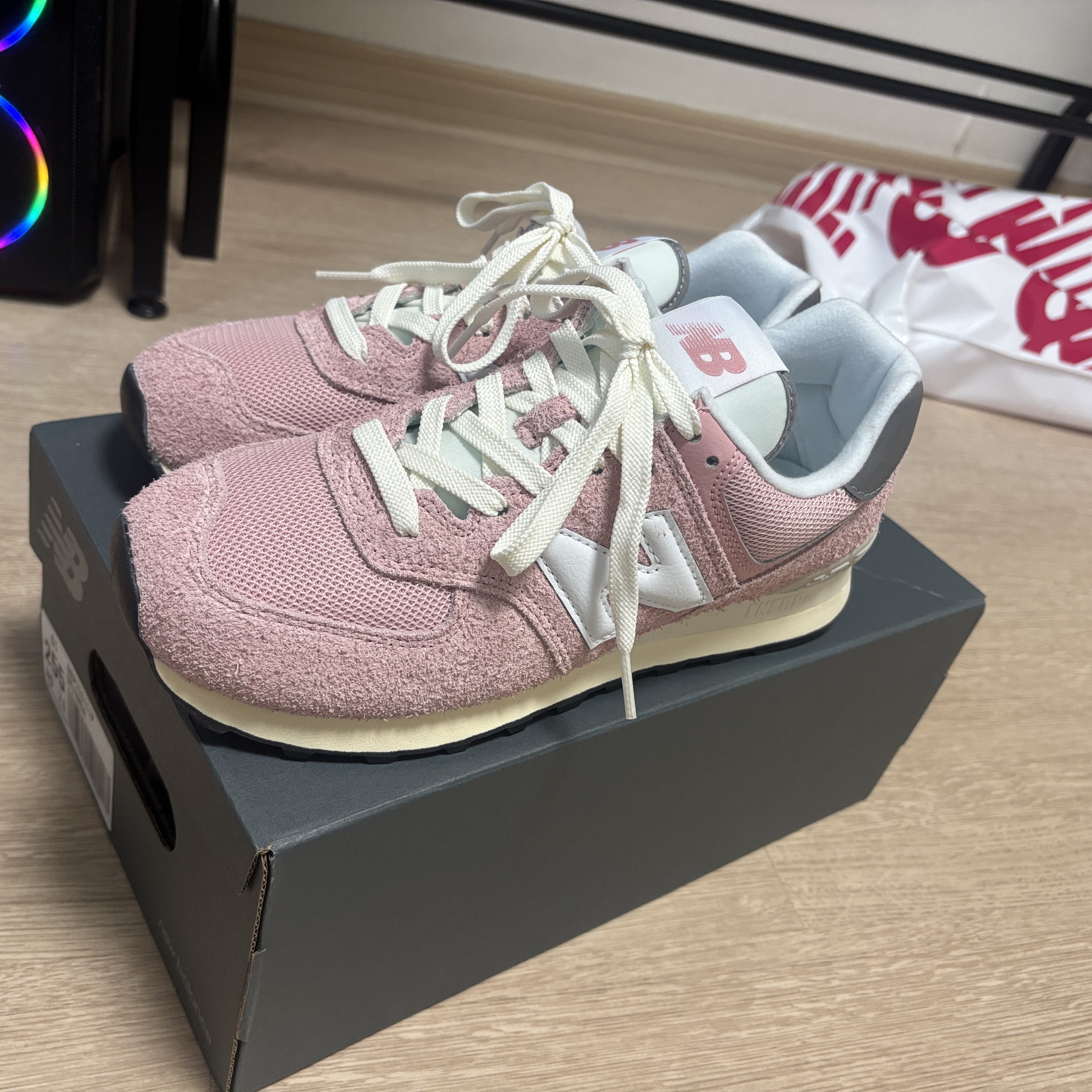 New Balance 574 Heritage Mellow Pink 착용 스타일 - 1
