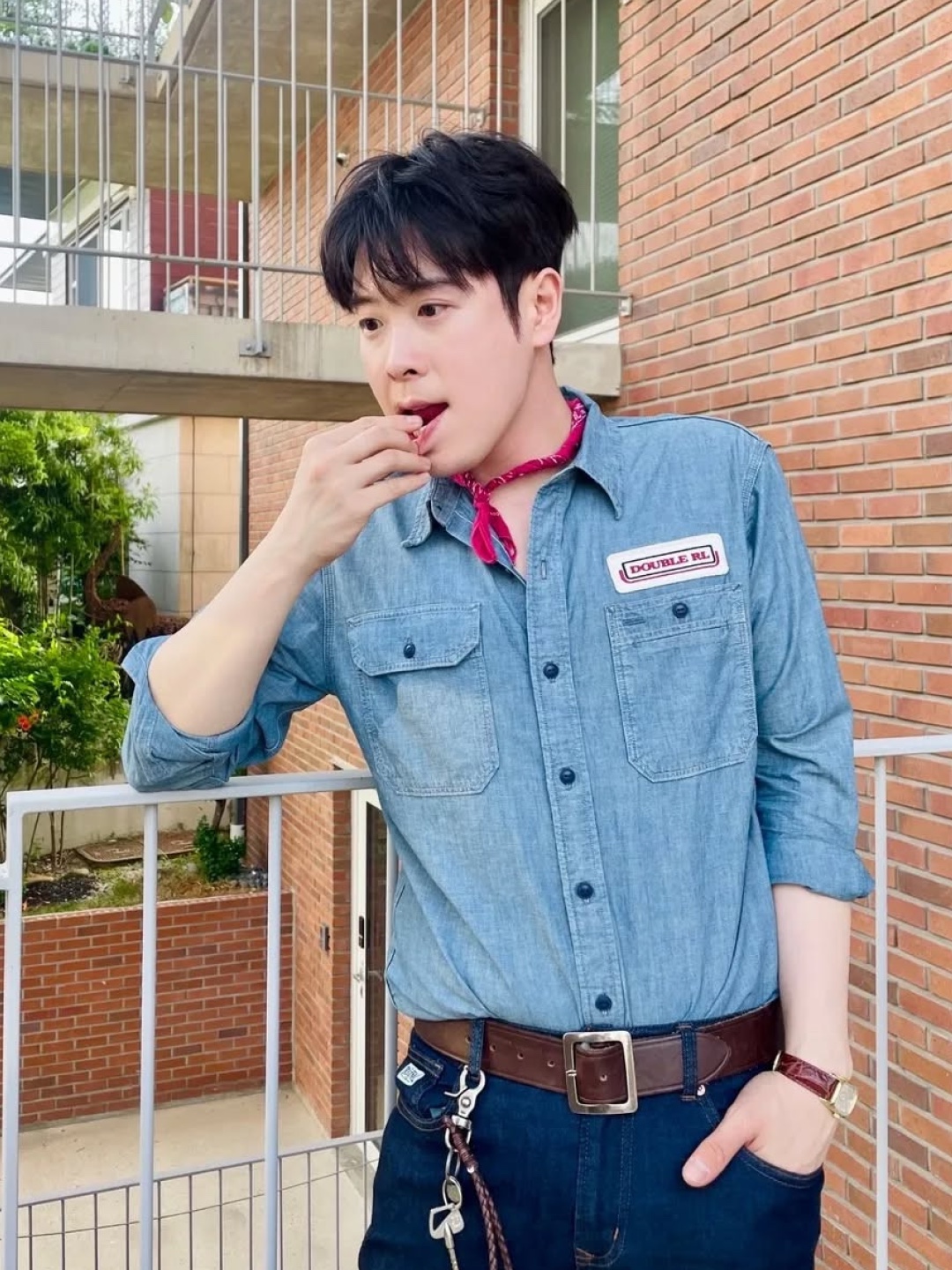 Nike x Drake Nocta Opal Lily Pad Denim Shirt French Blue (FZ3260-486), Supreme Small Box Denim Shirt Washed Indigo - 25SS 착용 스타일 - 5