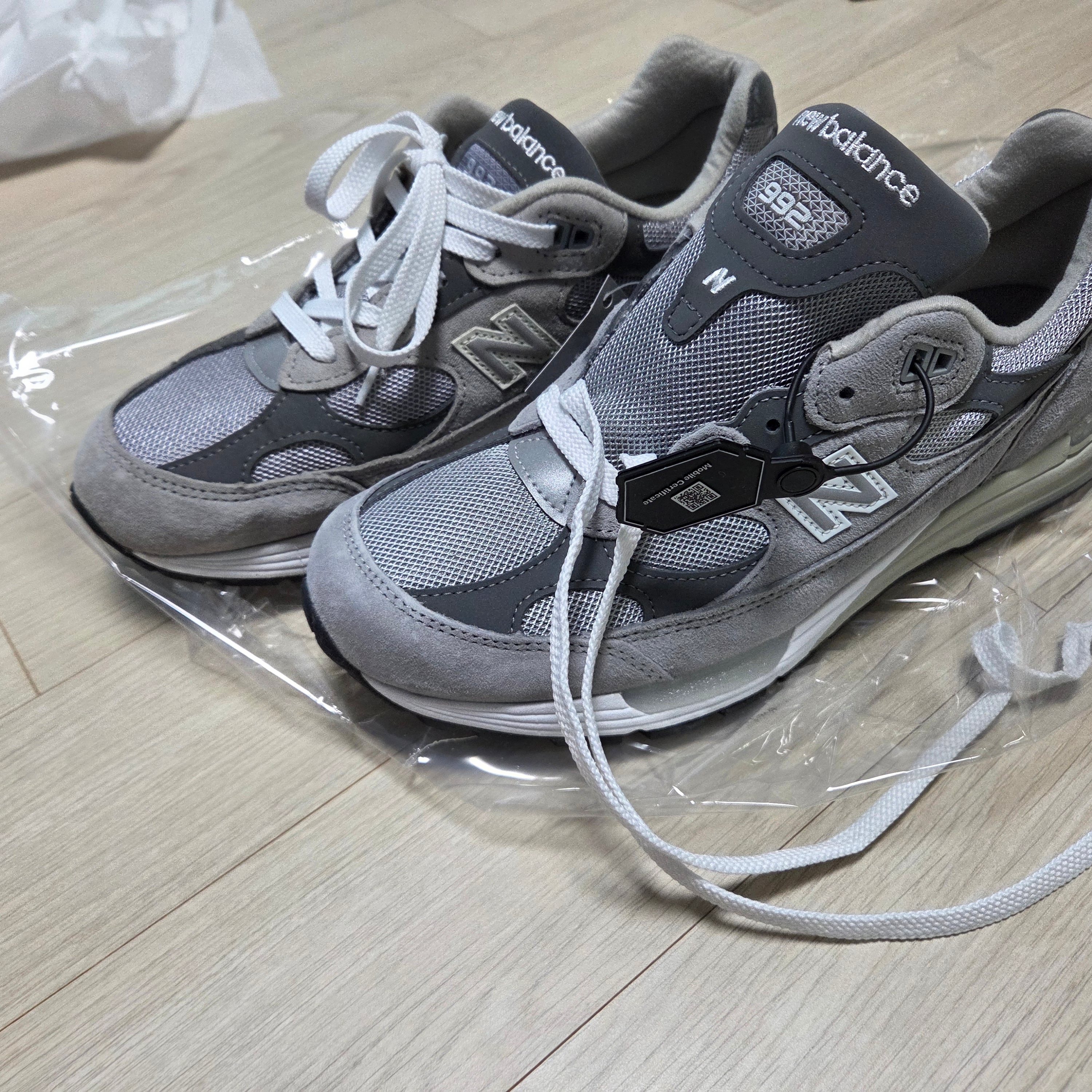 New Balance 992 Made in USA Core Grey Silver Metallic 착용 스타일 - 9