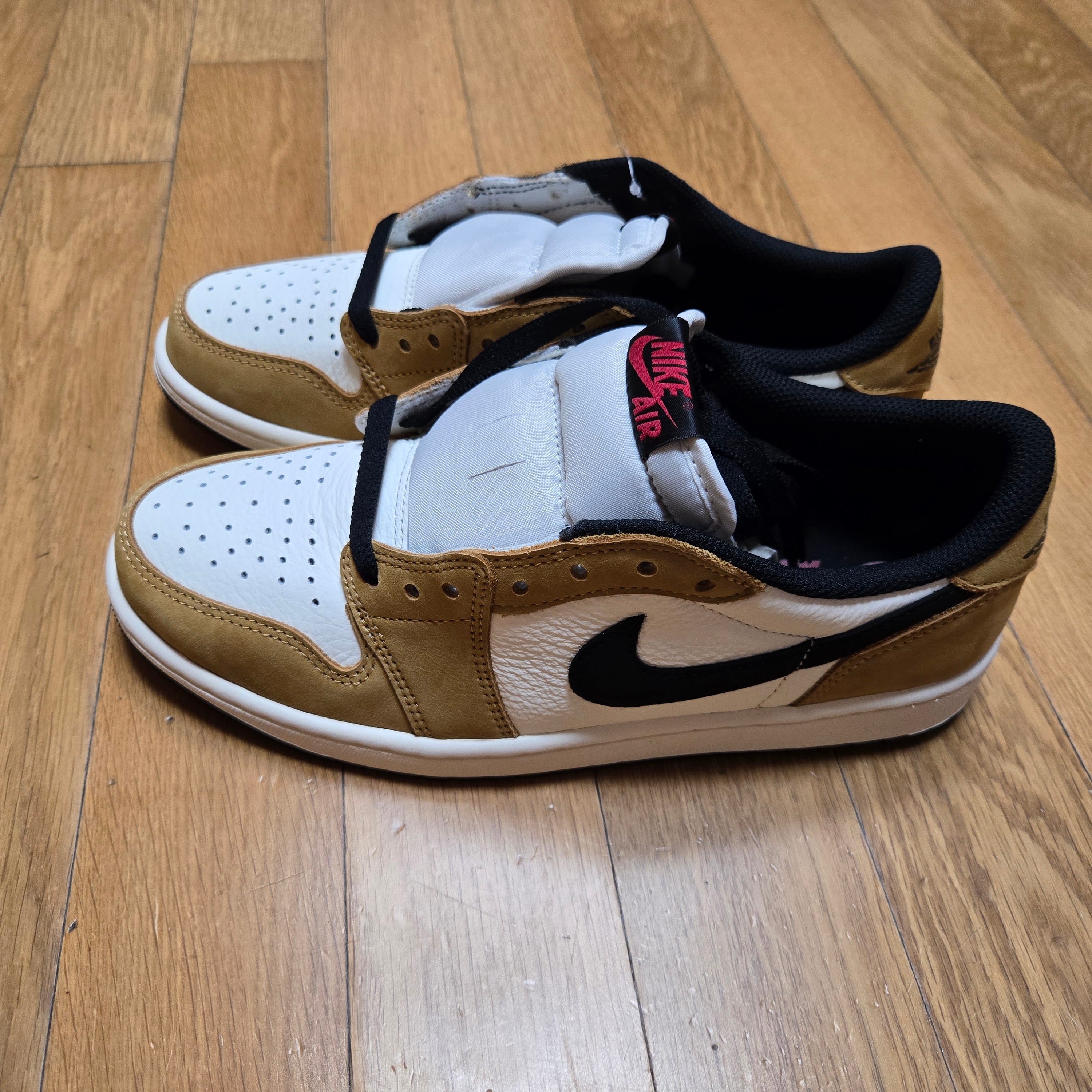 Jordan 1 Low OG Sail and Golden Harvest 착용 스타일