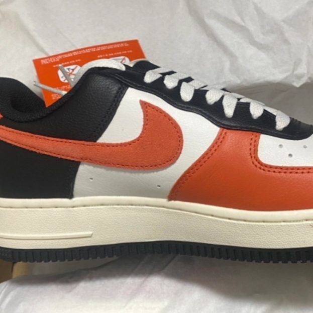 Nike Air Force 1 '07 LV8 Black Vintage Coral 착용 스타일 - 3