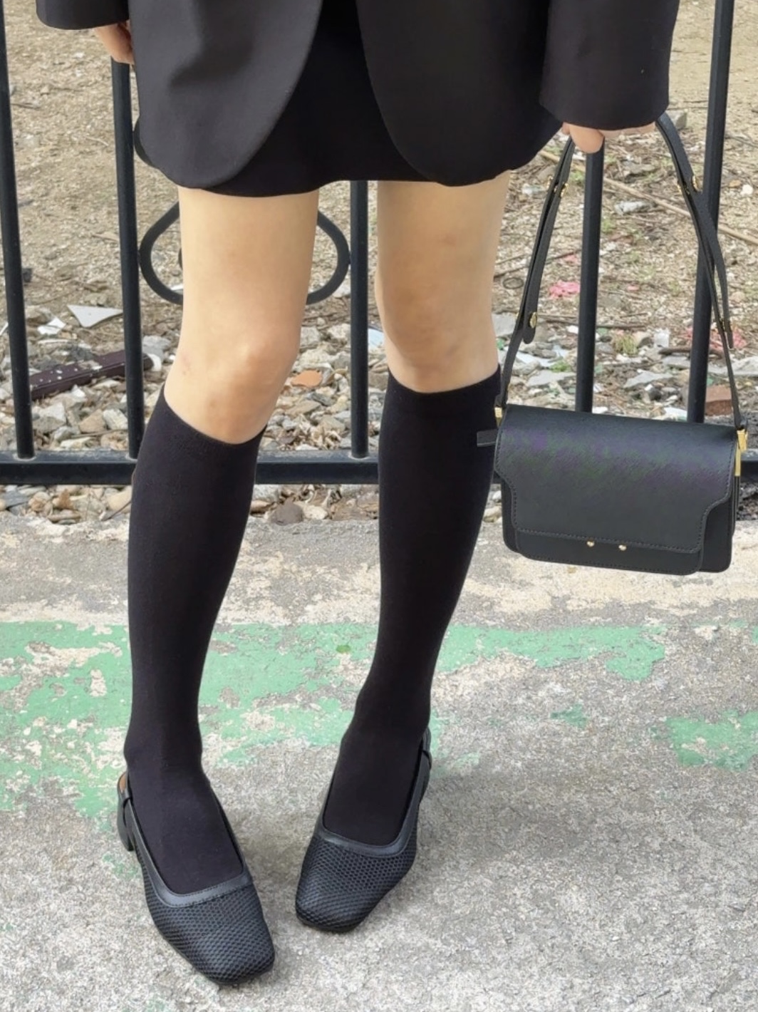 Marni Saffiano Mini Trunk Bag Black 착용 스타일 - 3