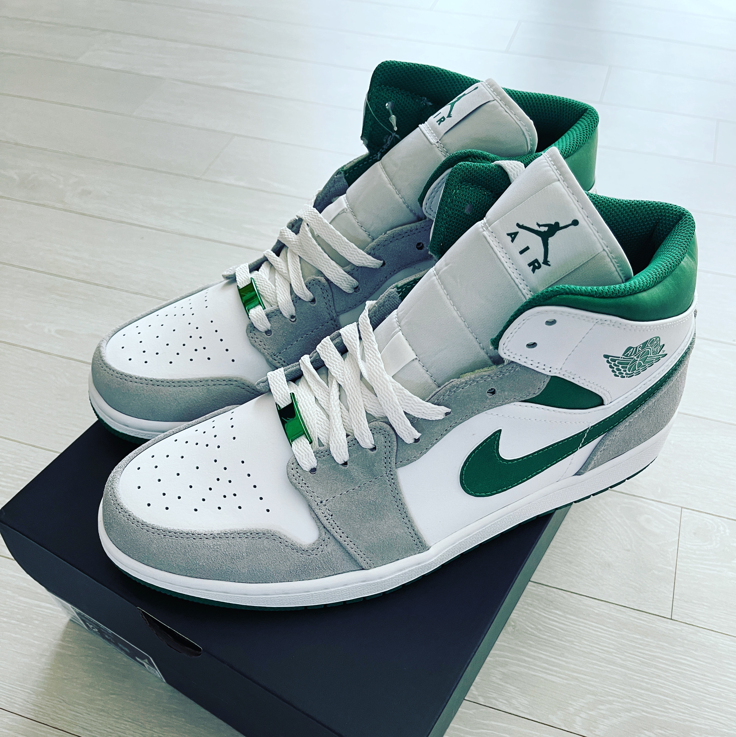 Jordan 1 Mid SE Pine Green Light Smoke Grey 착용 스타일