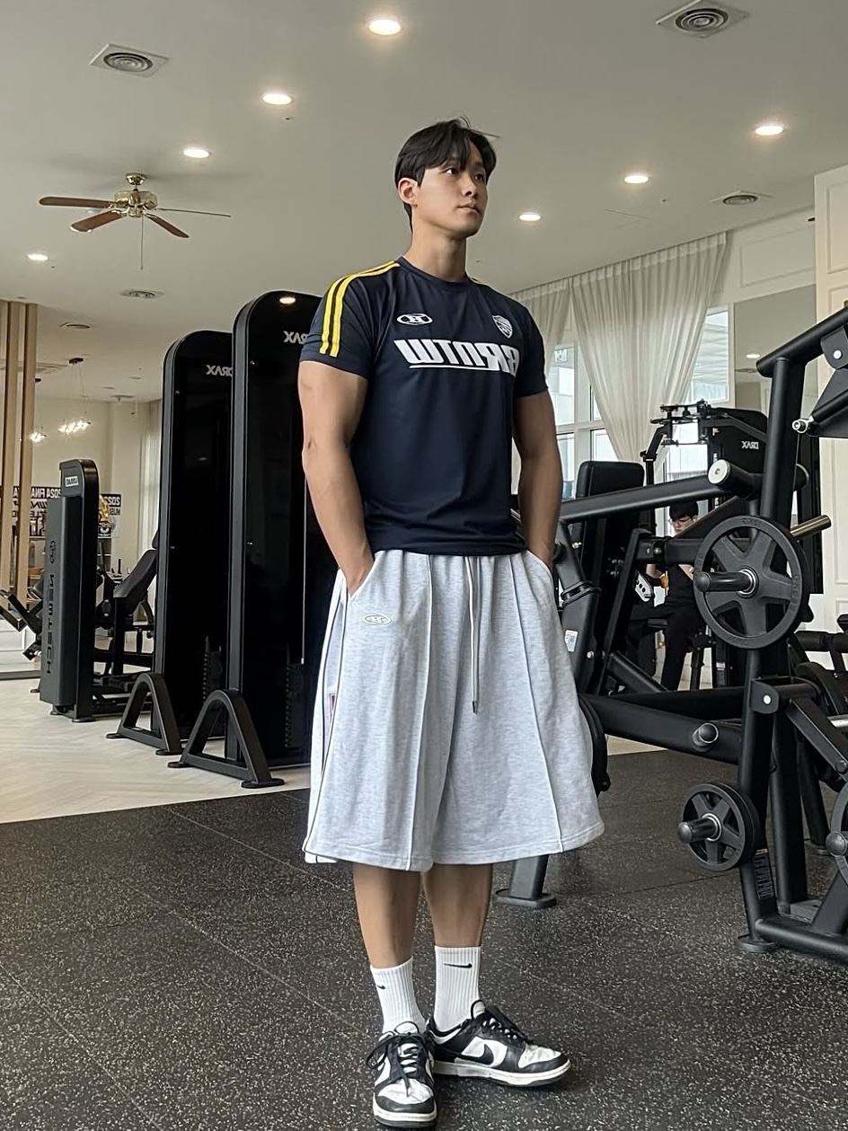 BORN TO WIN BRNTW Track Line T-Shirts Navy, BORN TO WIN Side Two Tuck Bermuda Pants White Melange 착용 스타일