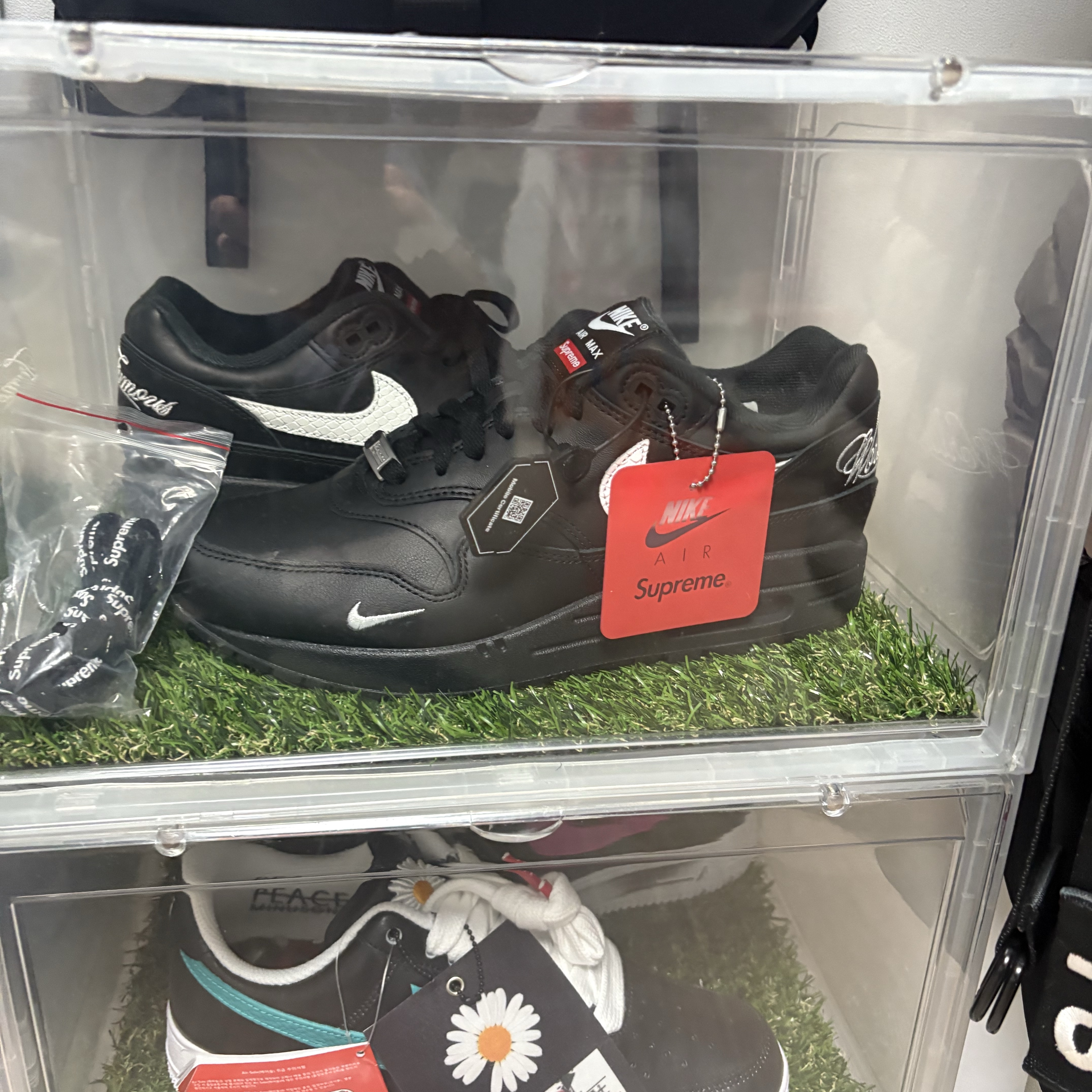 Nike x Supreme Air Max 1 '87 Black White - 25SS, Jordan x Travis Scott Jumpman Jack TR Black and Dark Mocha 착용 스타일 - 2