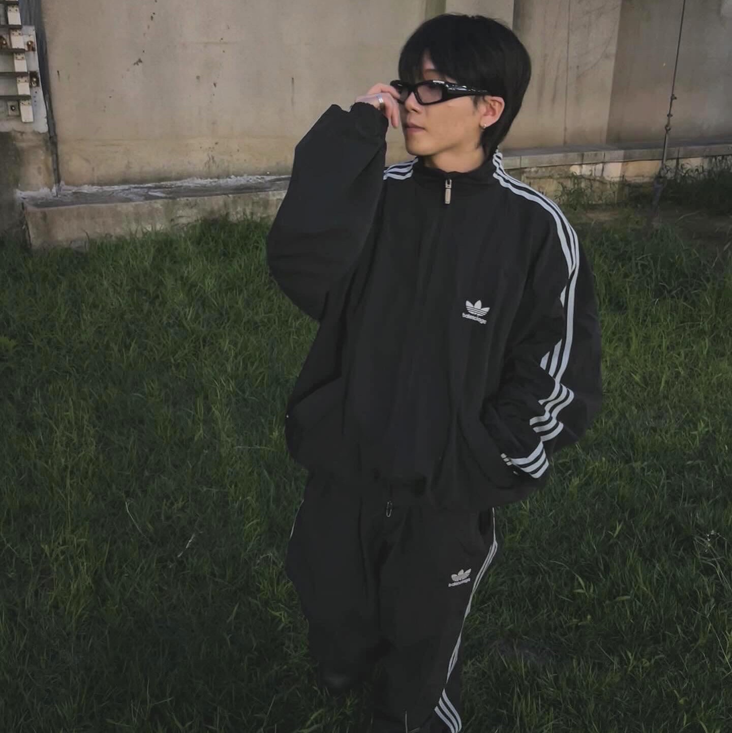발렌시아가 x 아디다스 퍼포먼스 포플린 트랙수트 자켓 블랙, 발렌시아가 x 아디다스 트랙수트 트라우저 블랙 착용 스타일 - 2