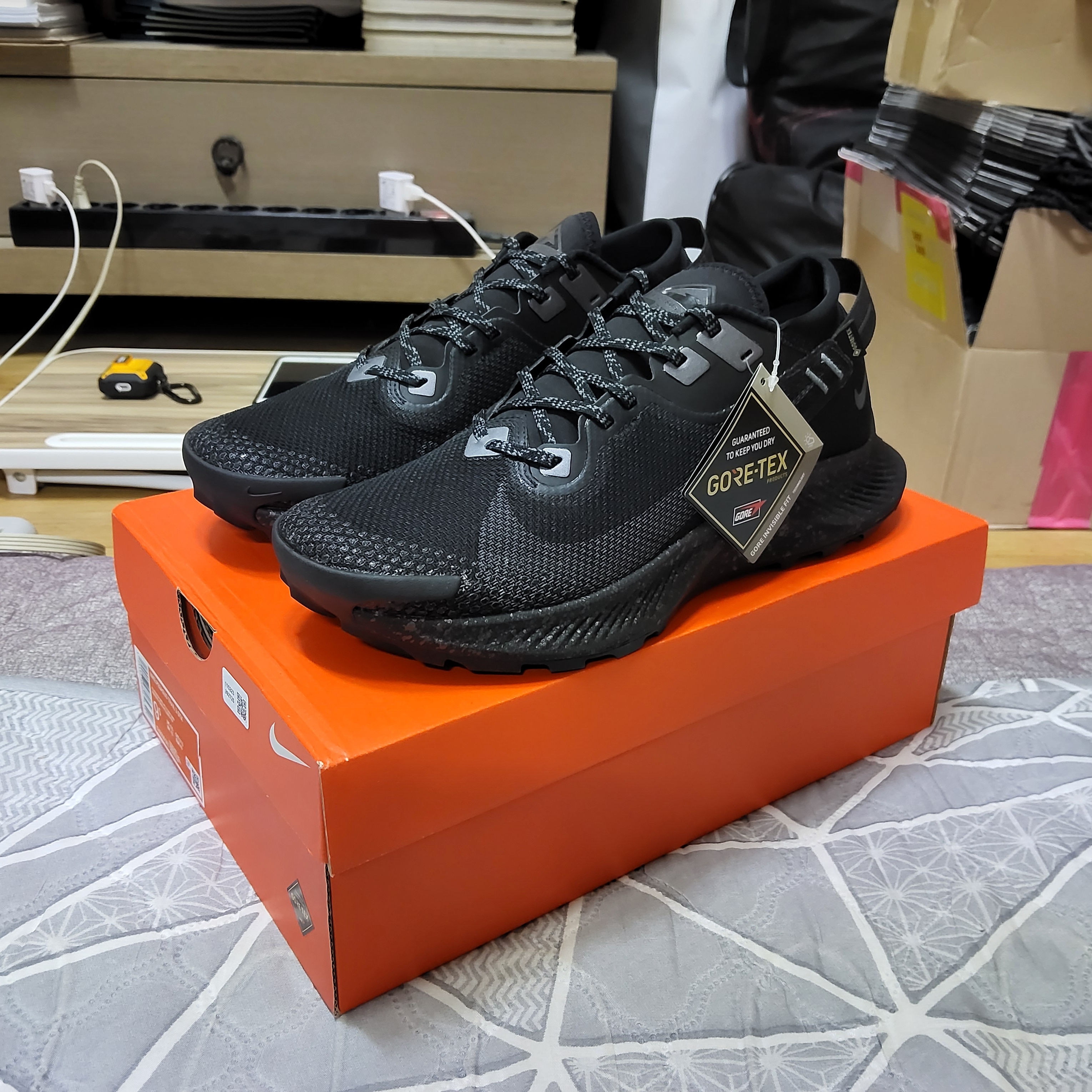 Nike Pegasus Trail 2 Gore-Tex Black Metallic Dark Grey 착용 스타일 - 2