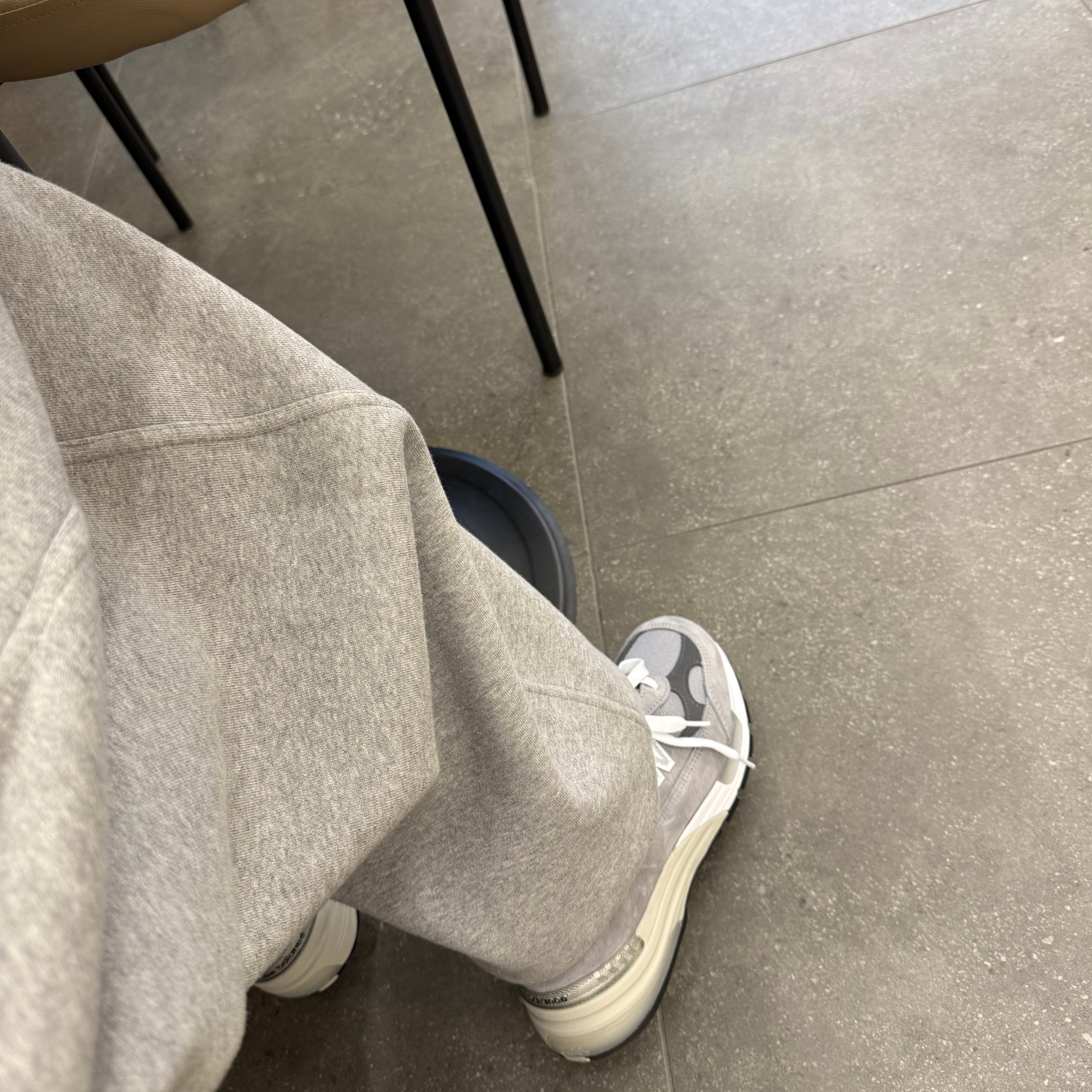 New Balance 992 Made in USA Core Grey Silver Metallic 착용 스타일