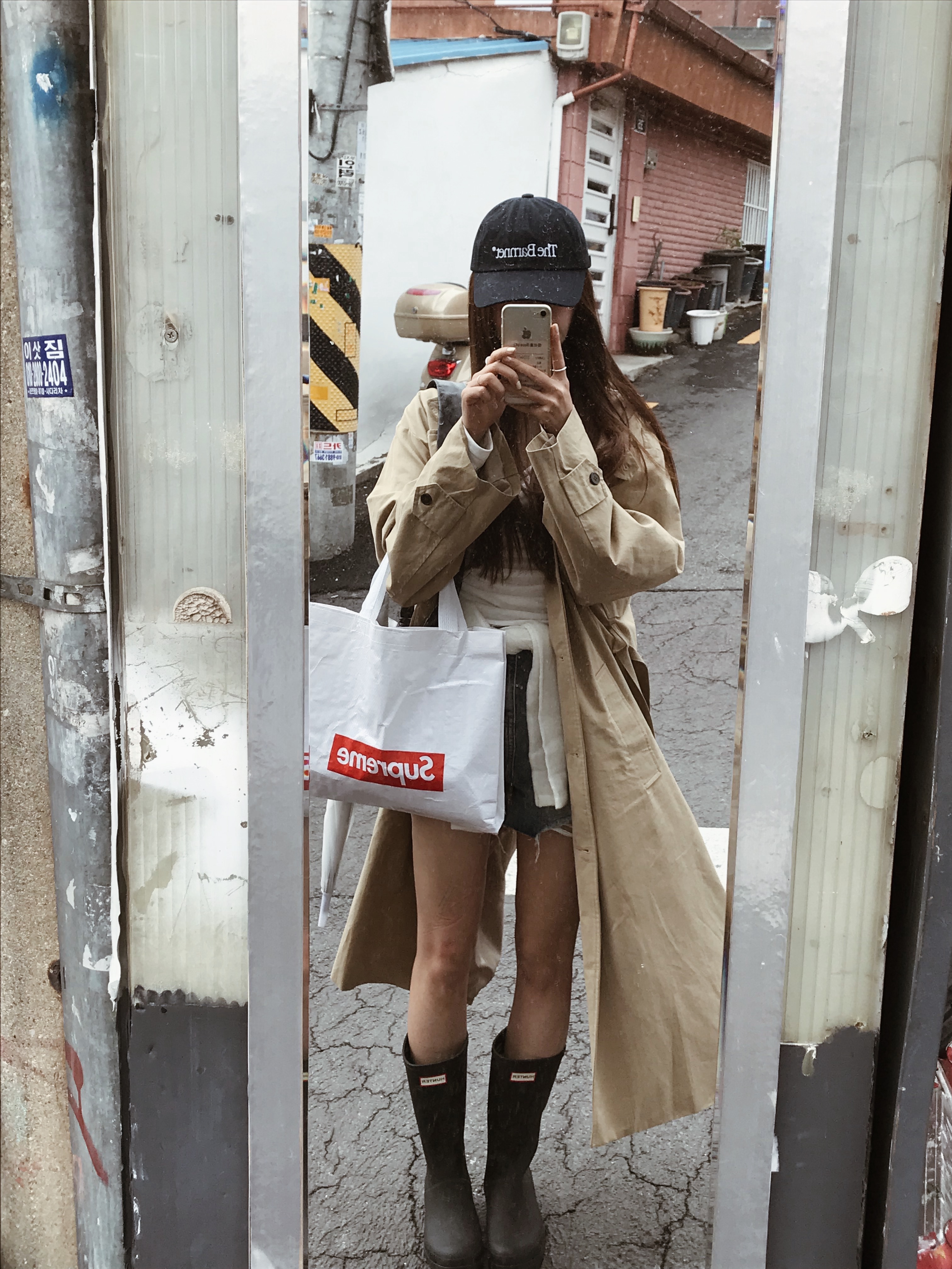 (W) Hunter Play Tall Wellington Rain Boots Black 착용 스타일 - 2