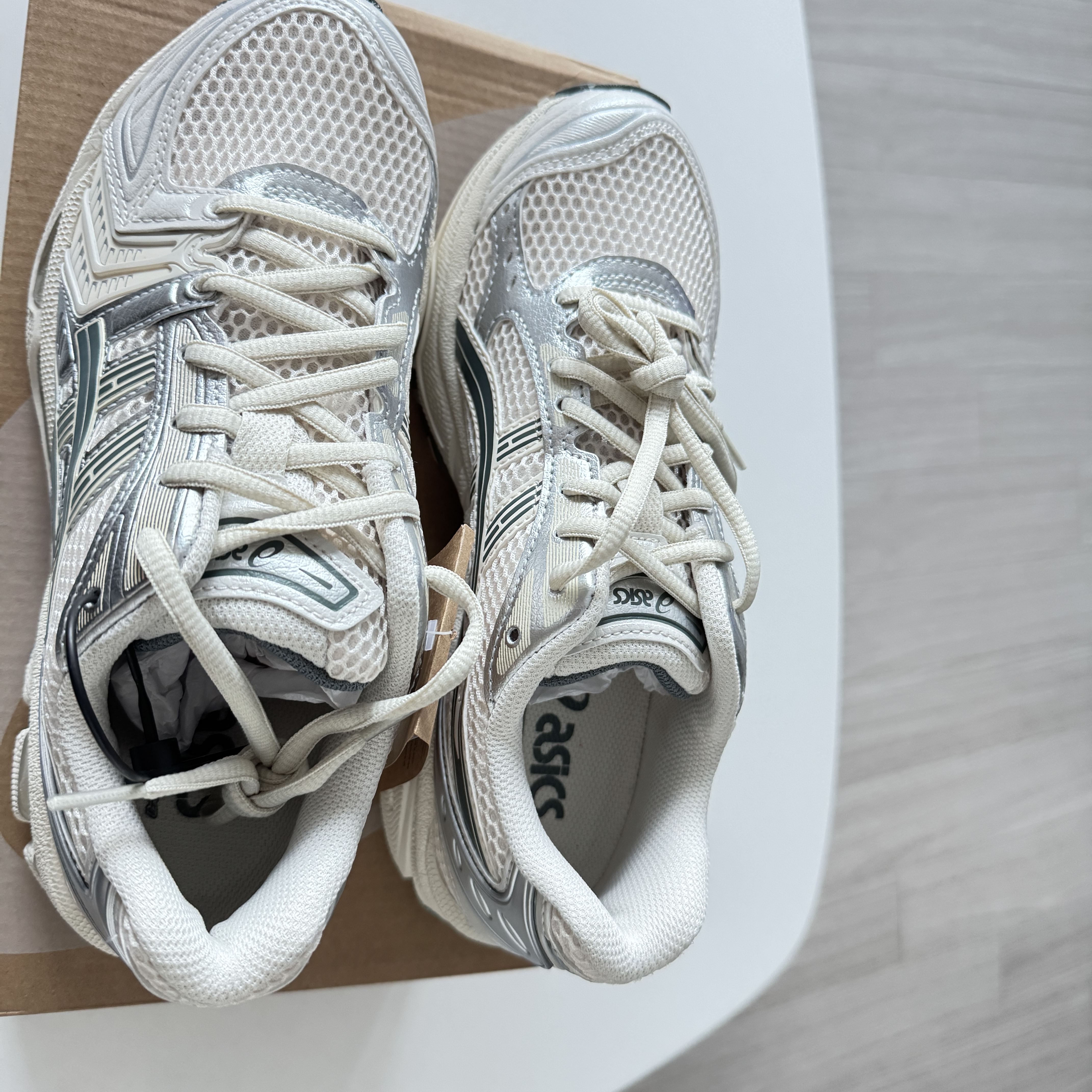 Asics Gel-Kayano 14 Birch Dark Pewter 착용 스타일 - 3