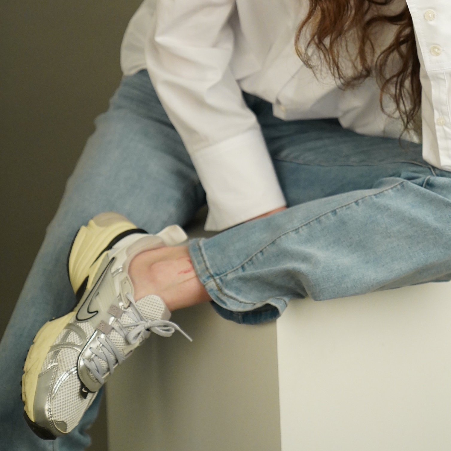 Nike V2K Run Summit White Metallic Silver 착용 스타일