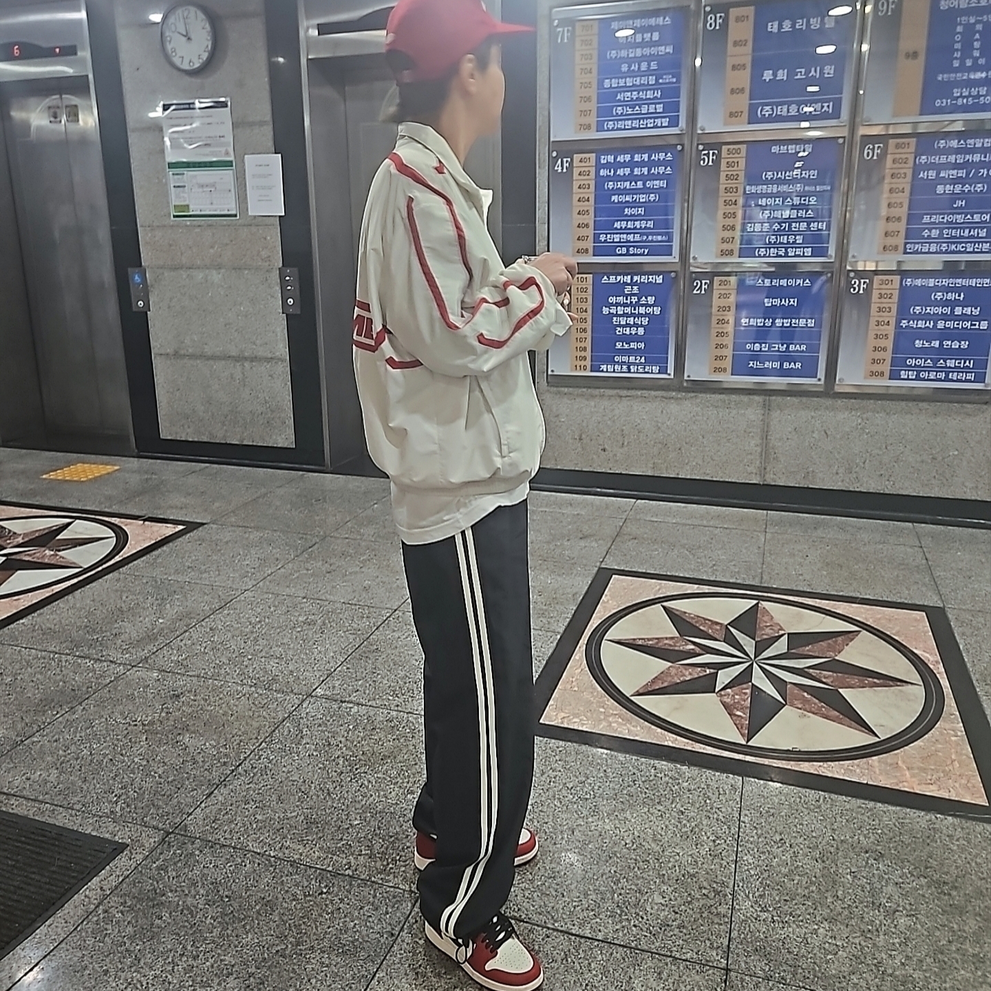 (GS) Jordan 1 Retro High OG Chicago 2022, Supreme Inset Link Track Jacket Light Grey - 24SS 착용 스타일 - 2