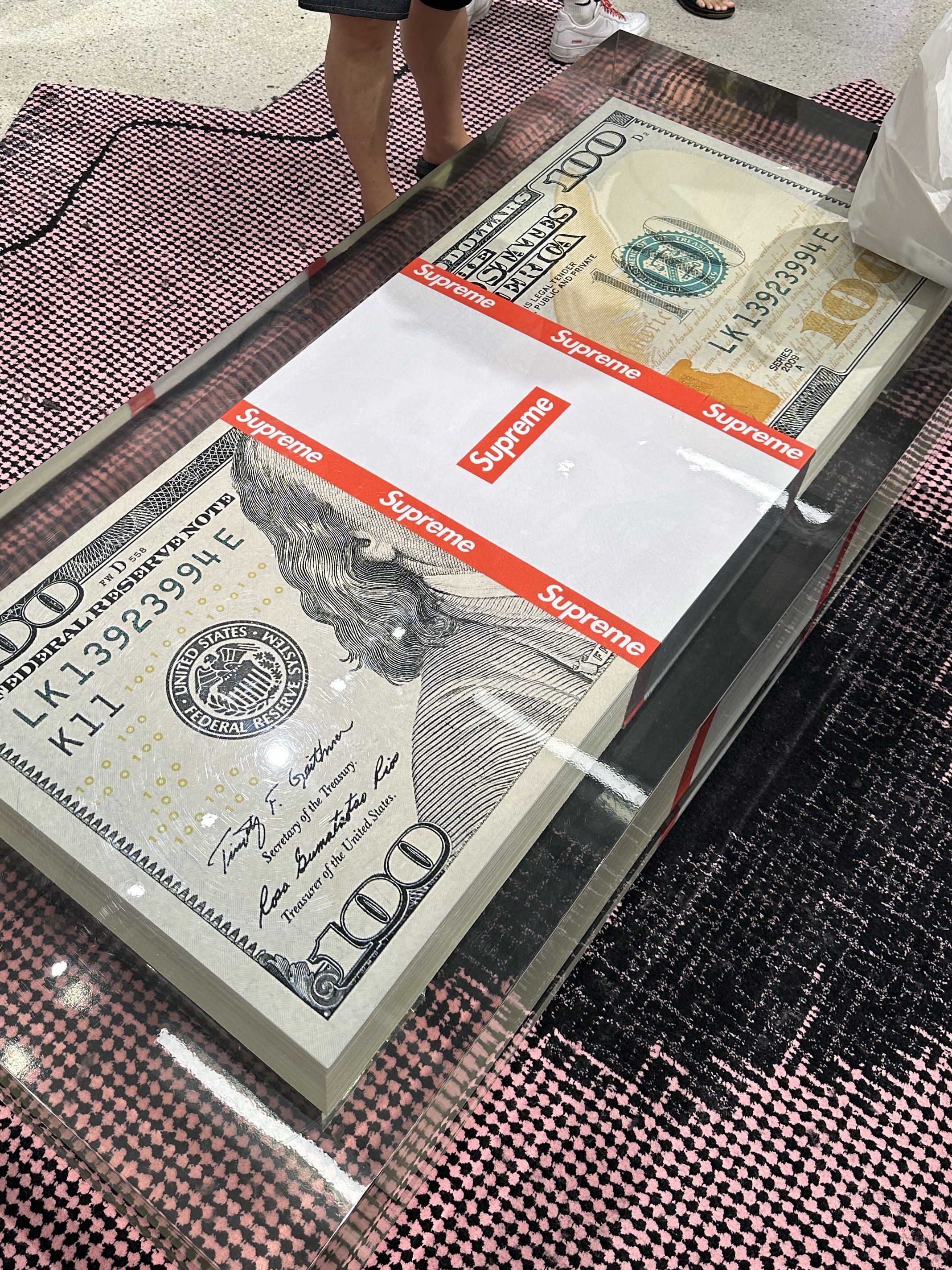 Supreme Cash Paperweight Keychain Multicolor - 24FW 착용 스타일 - 1