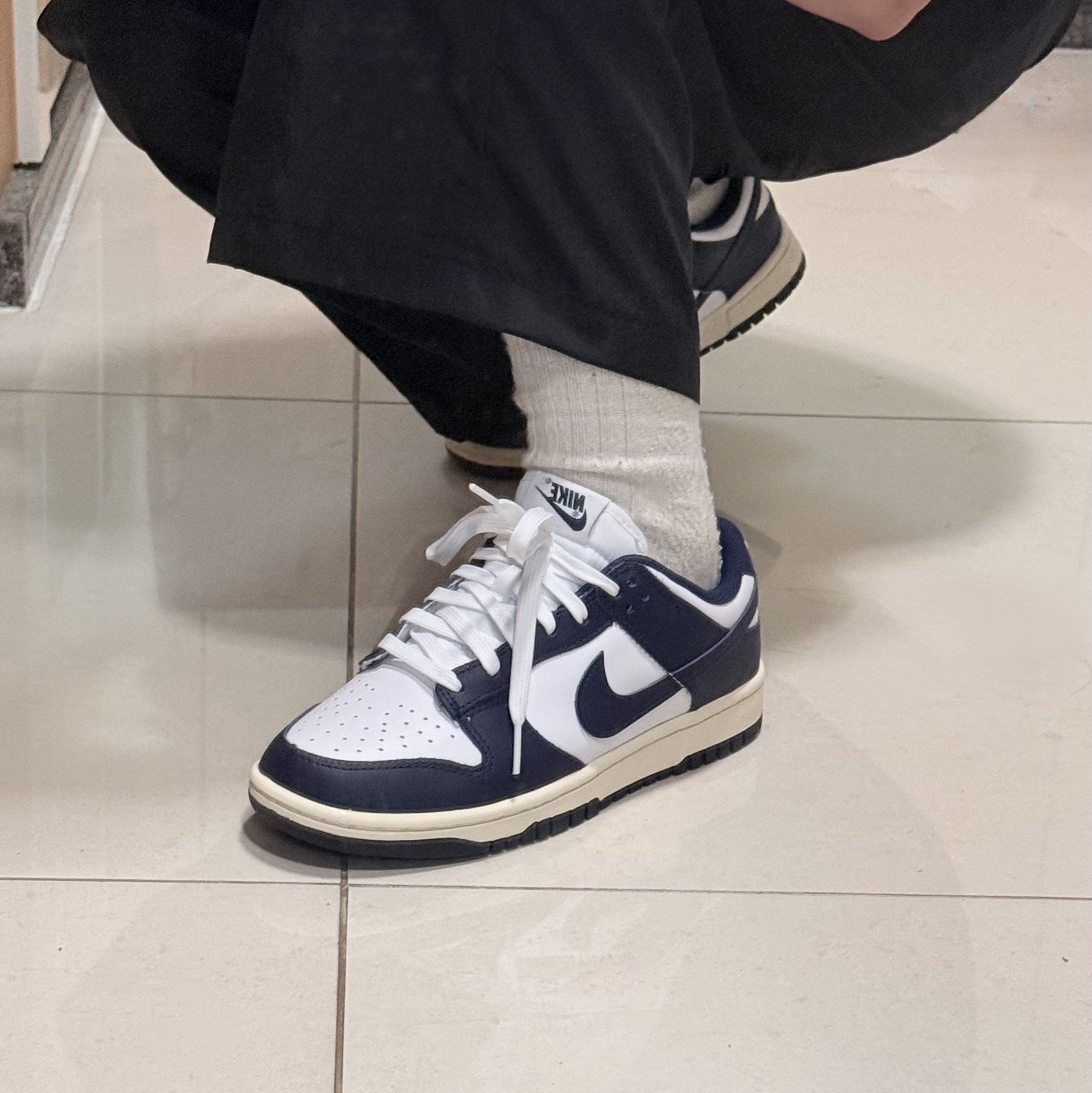 (W) Nike Dunk Low Vintage Midnight Navy 착용 스타일 - 2