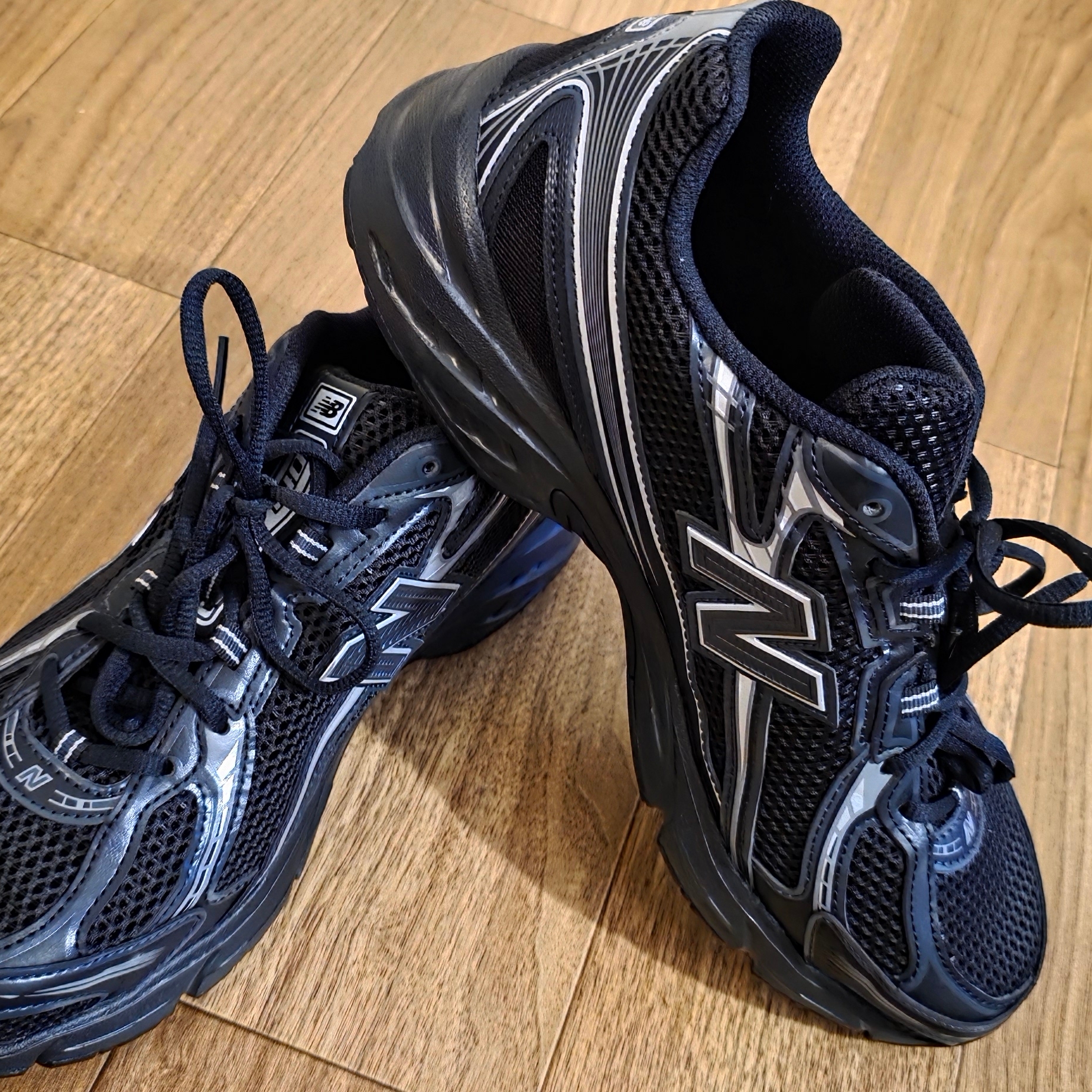 New Balance 740v2 Black Silver Metallic 착용 스타일