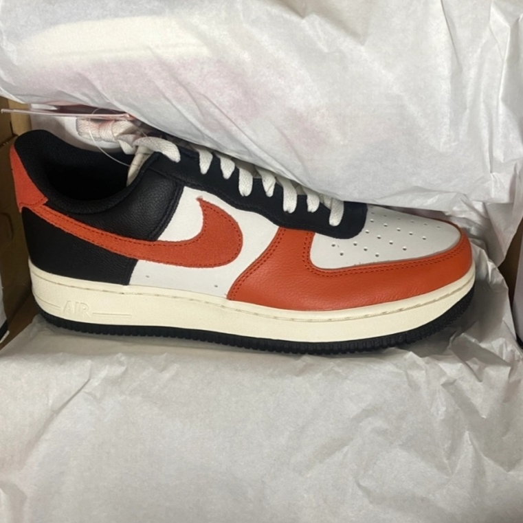 Nike Air Force 1 '07 LV8 Black Vintage Coral 착용 스타일 - 2