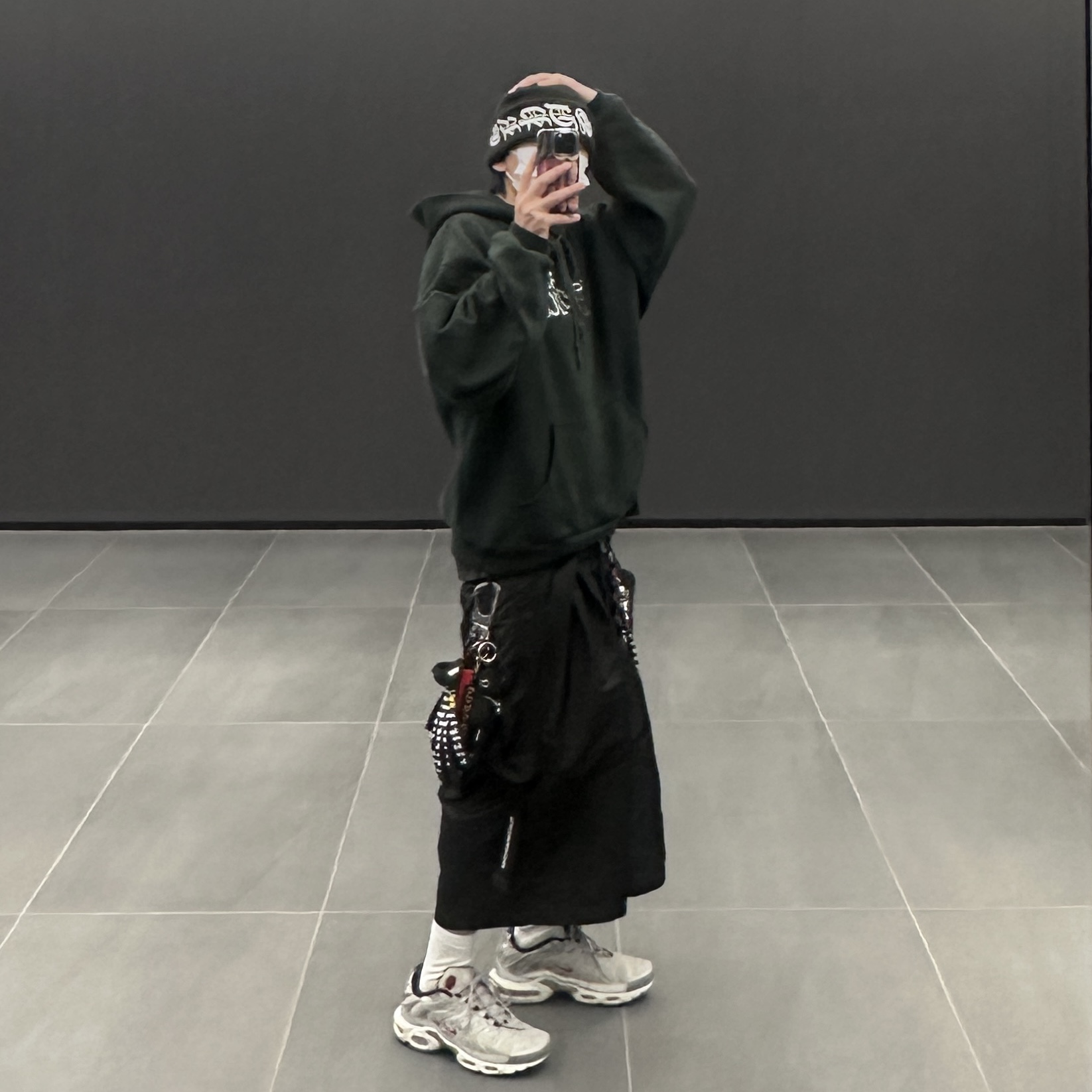 MJD x Koin Seoul Two Tuck Re-Nylon Wide Carpenter Bermuda Pants Black, Supreme New Era Blackletter Beanie Black - 25SS 착용 스타일