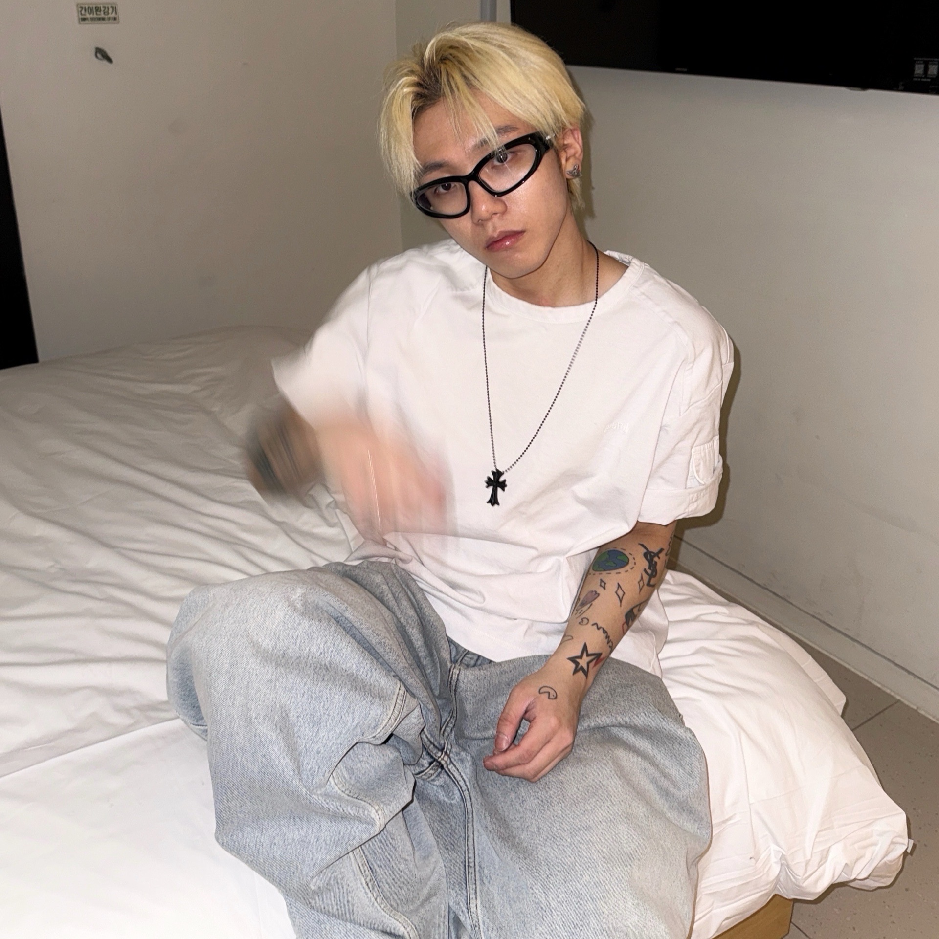 Balenciaga Swift Oval Sunglasses Black, (W) Vivienne Westwood Mini Bas Relief Earrings Silver 착용 스타일