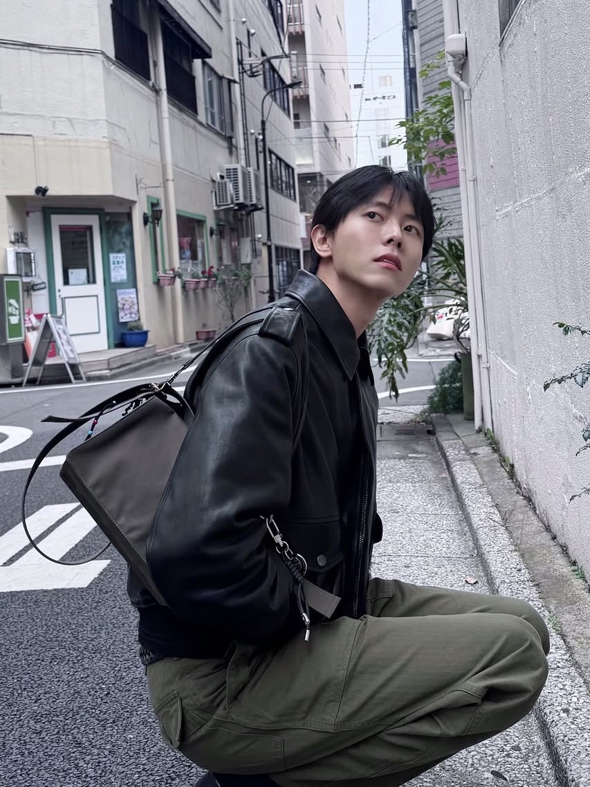 Burberry Trench Crossbody Bag Olive 착용 스타일 - 1