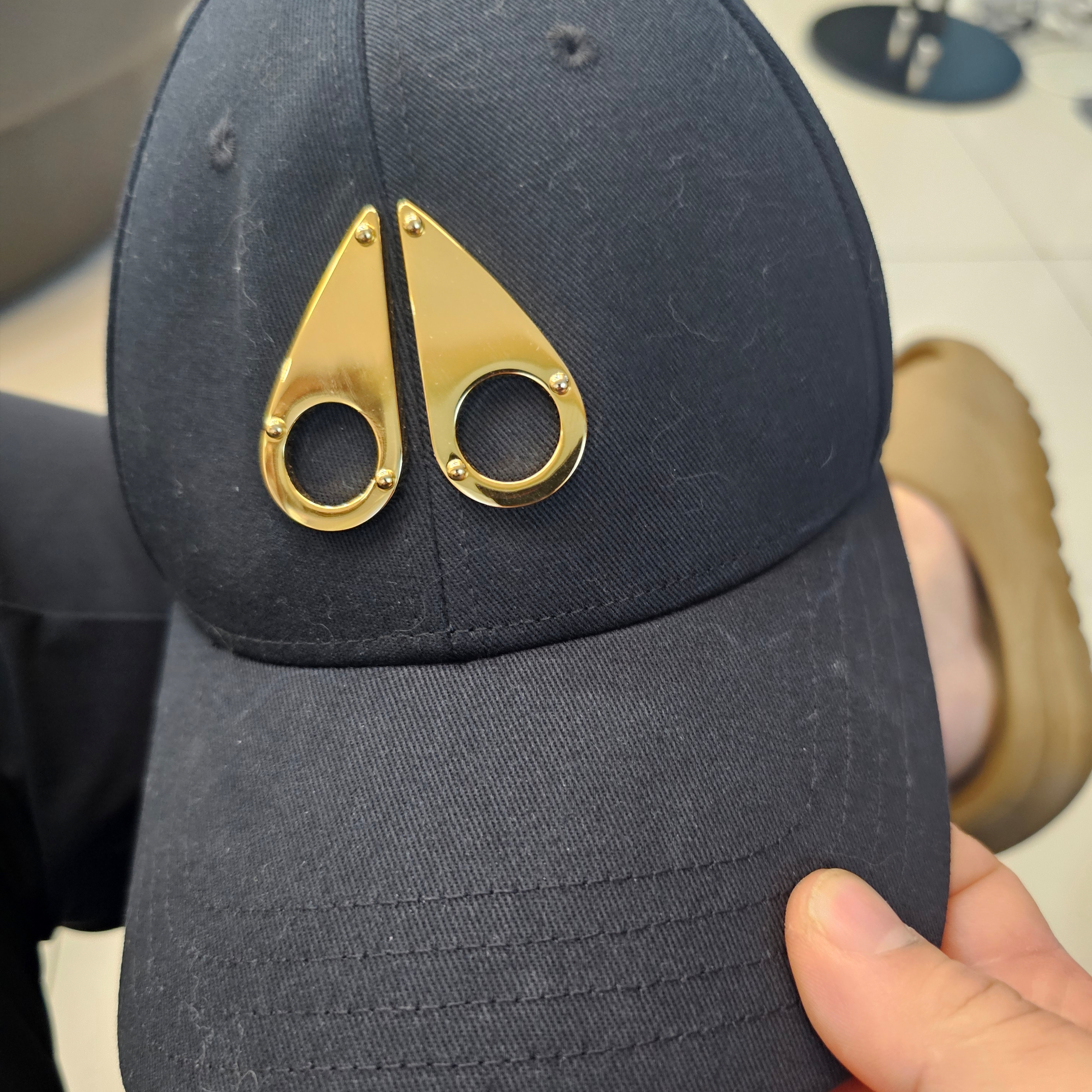 Moose Knuckles Gold Logo Icon Cap Black Gold 착용 스타일