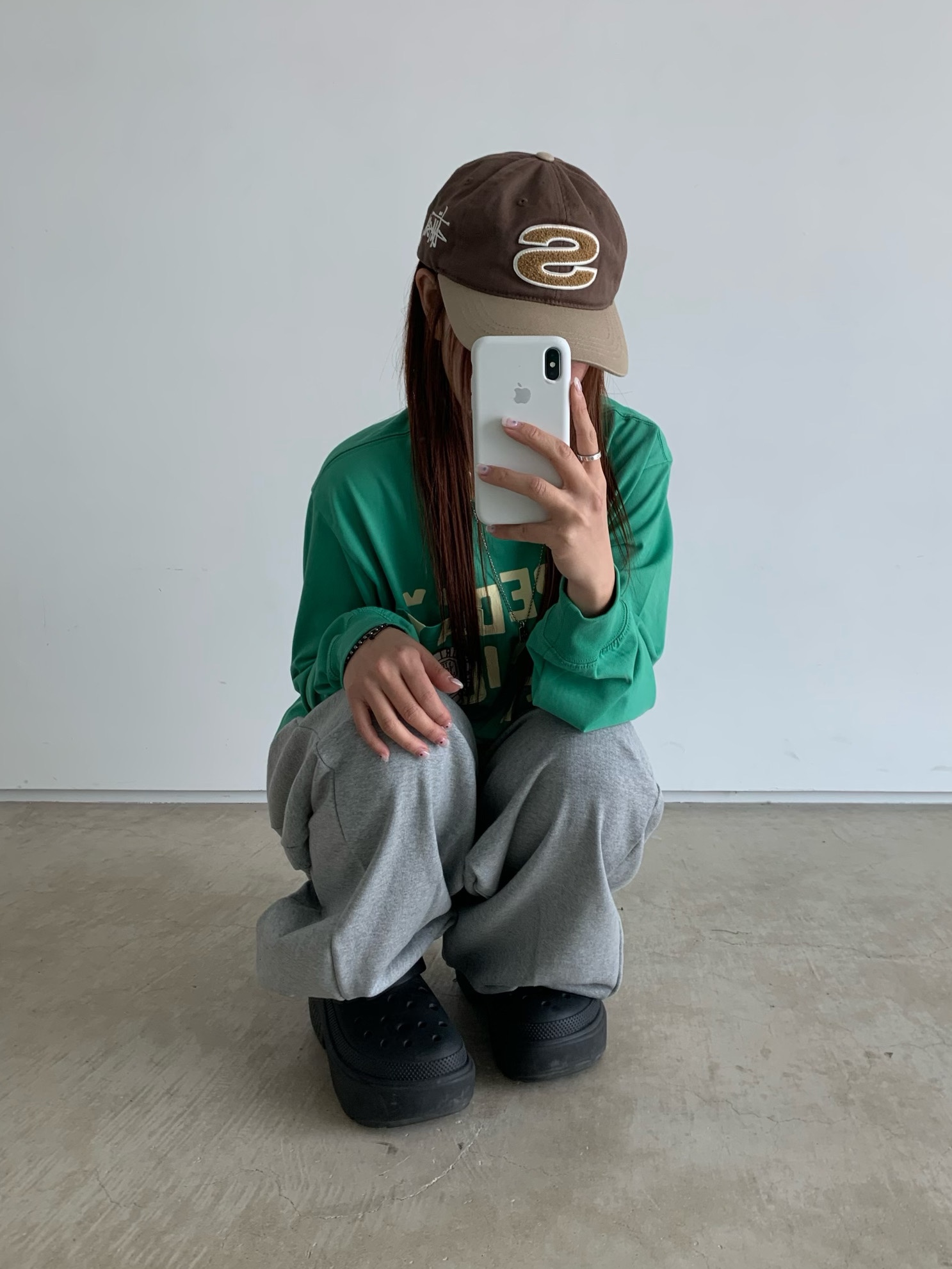 Stussy Chenille S Low Pro Cap Brown, Crocs Stomp Clog Black 착용 스타일