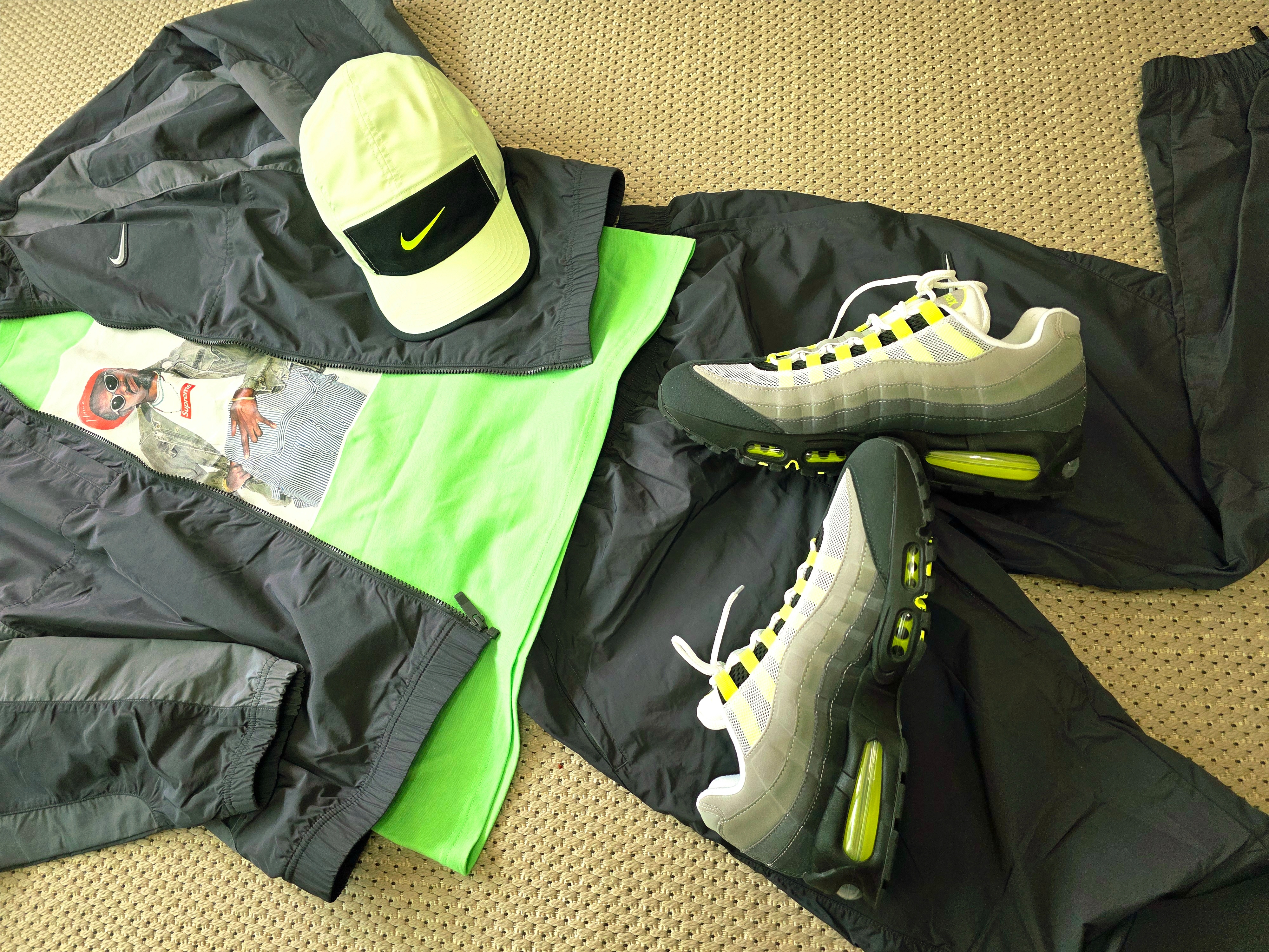 Nike x Drake Nocta Nylon Track Jacket Anthracite (FN7666-060), Nike x Drake Nocta Woven Track Pants Anthracite (FN7668-060) 착용 스타일 - 3
