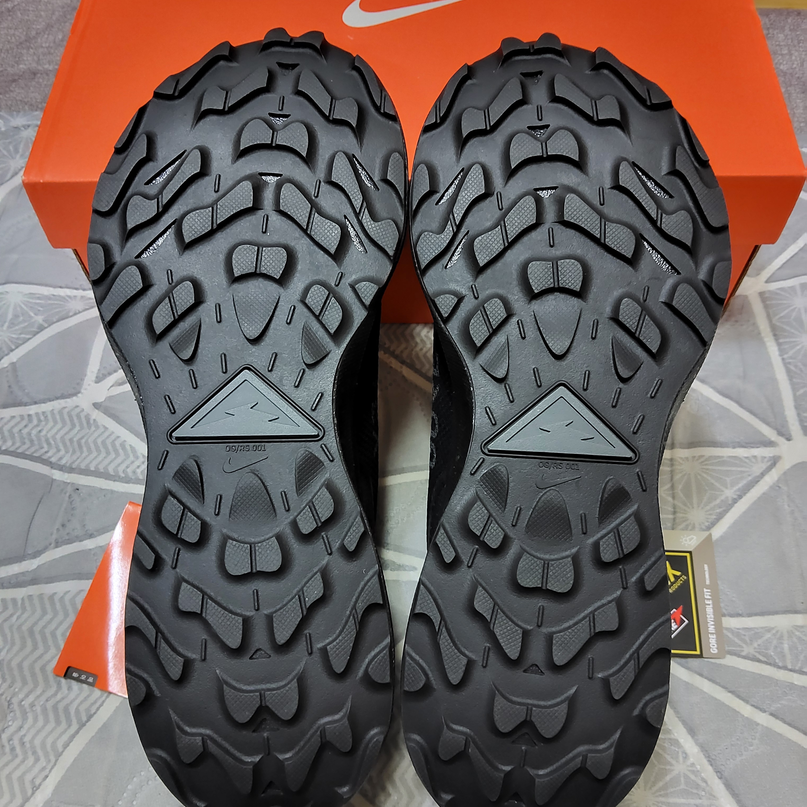 Nike Pegasus Trail 2 Gore-Tex Black Metallic Dark Grey 착용 스타일 - 5