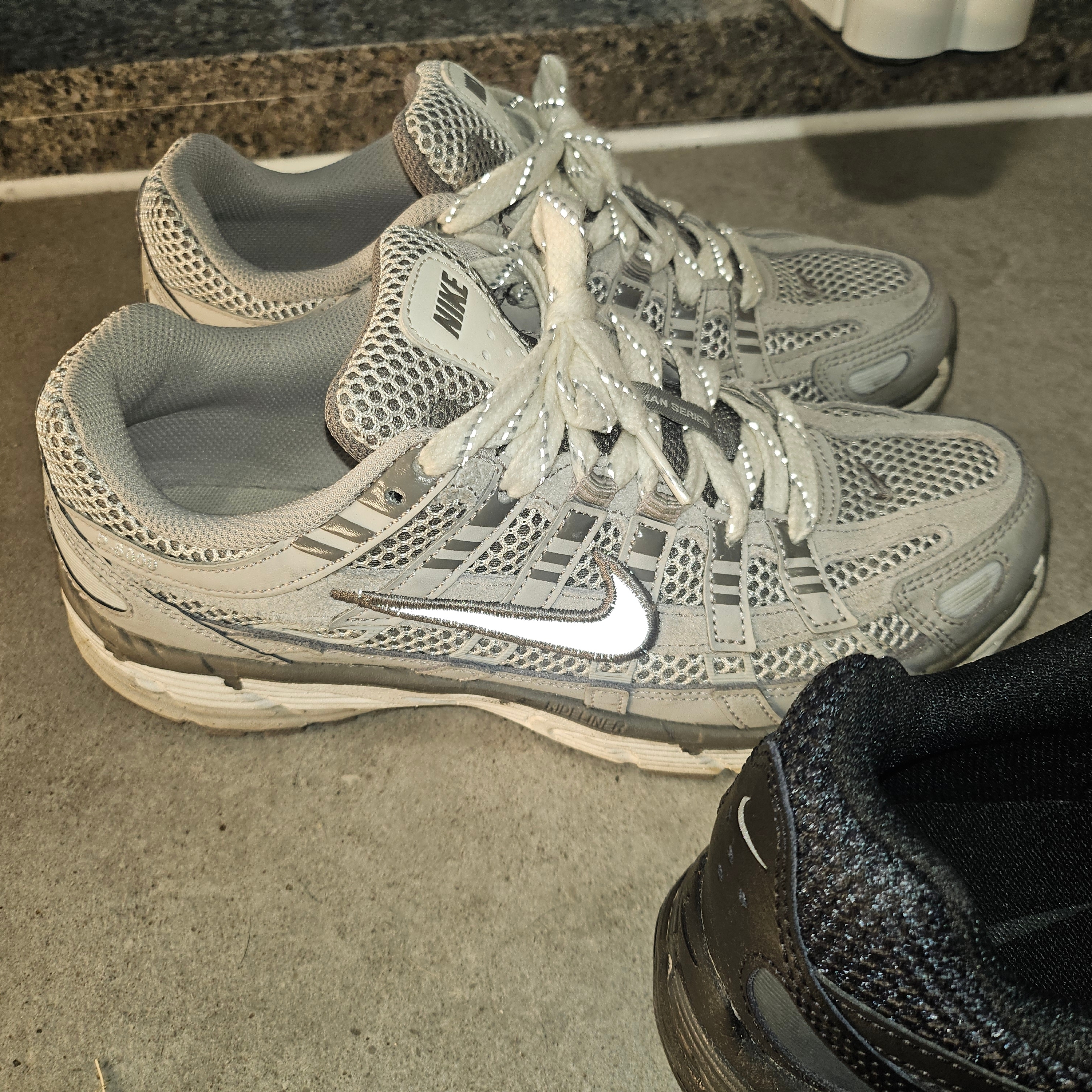 Nike P-6000 PRM Light Iron Ore 착용 스타일