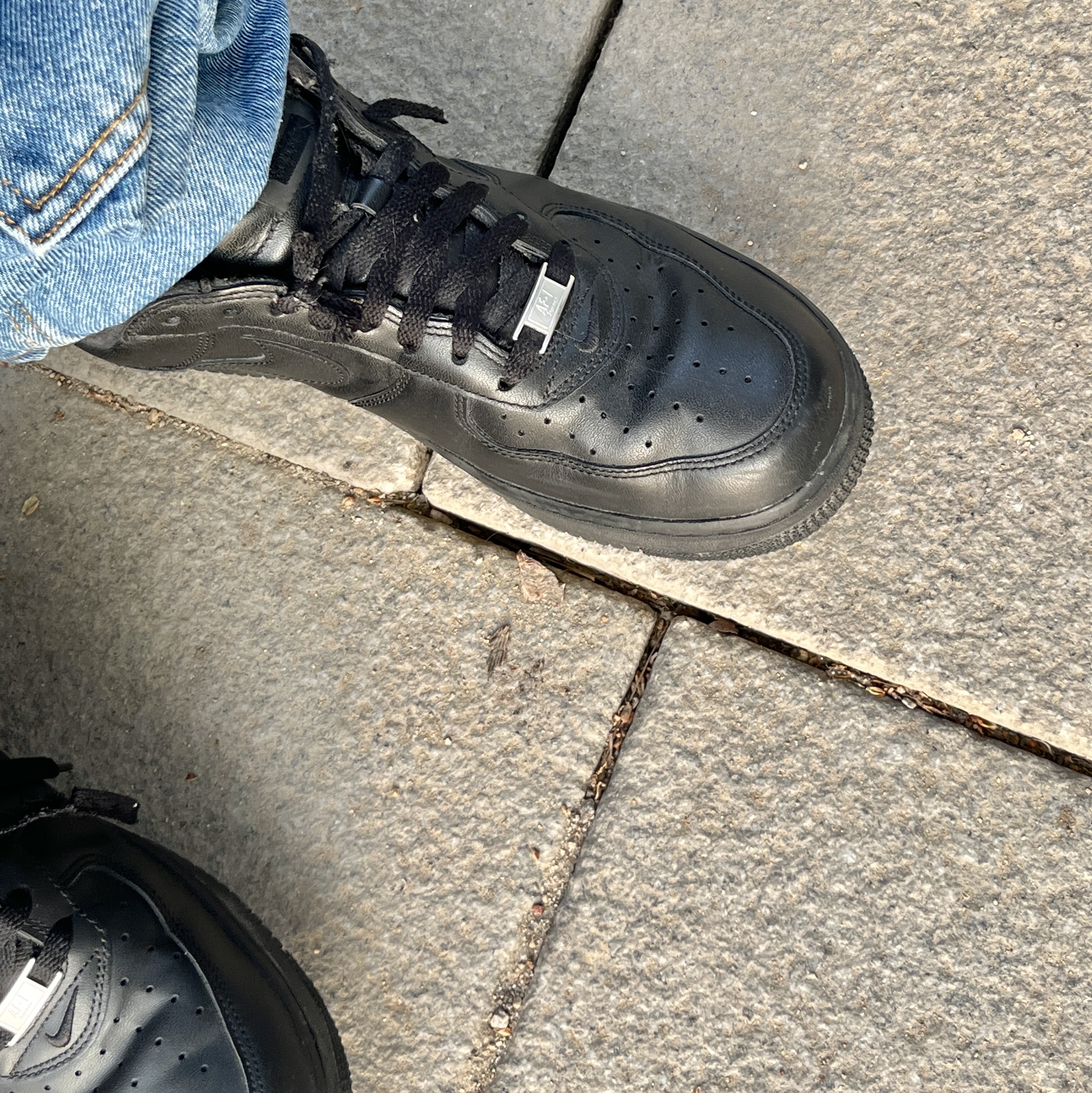 Nike x Supreme Air Force 1 Low Black 착용 스타일 - 1