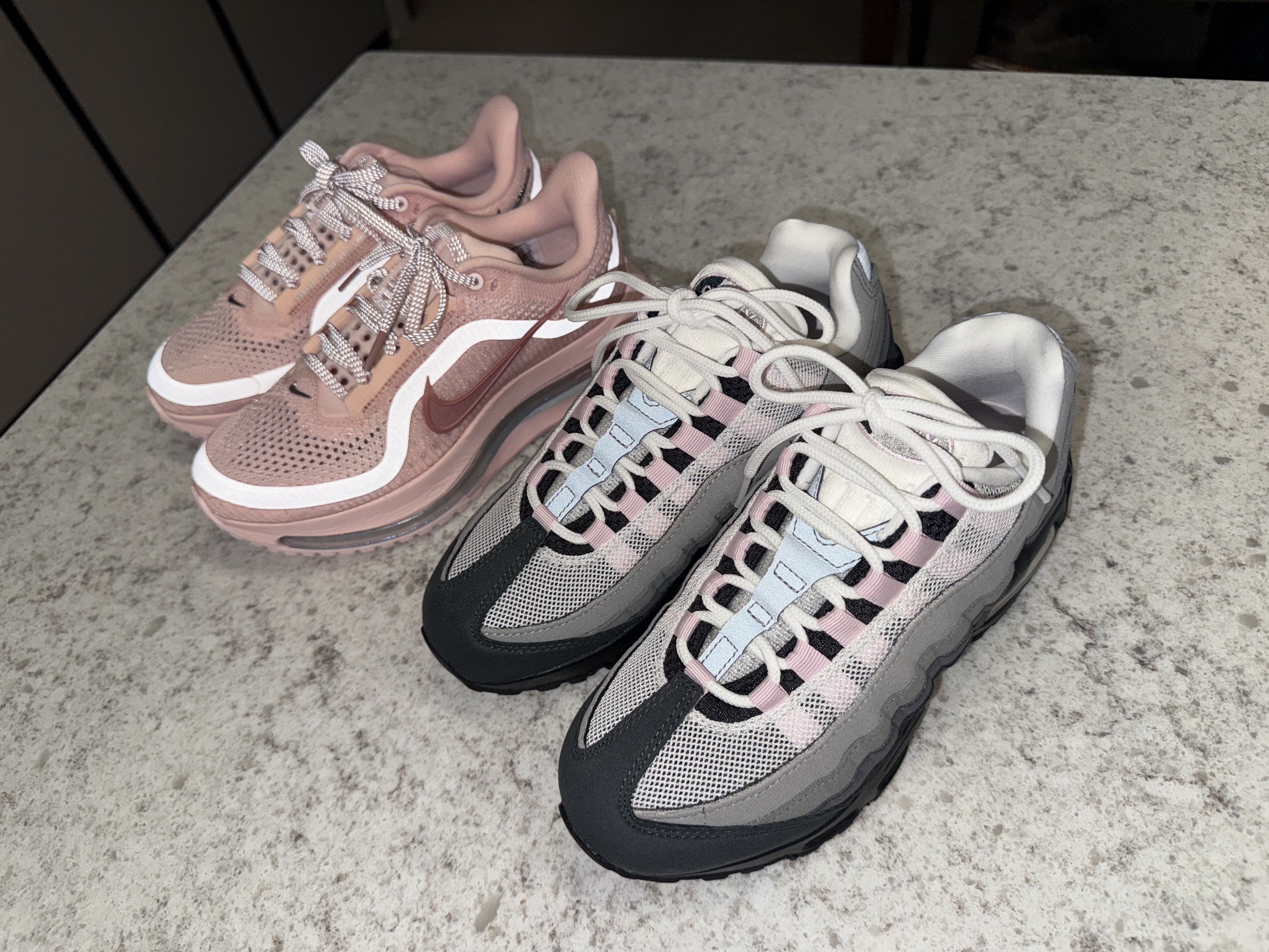 (W) Nike Air Max 95 Pink Foam, (W) Nike Pegasus Premium Atmosphere Metallic Silver 착용 스타일 - 6